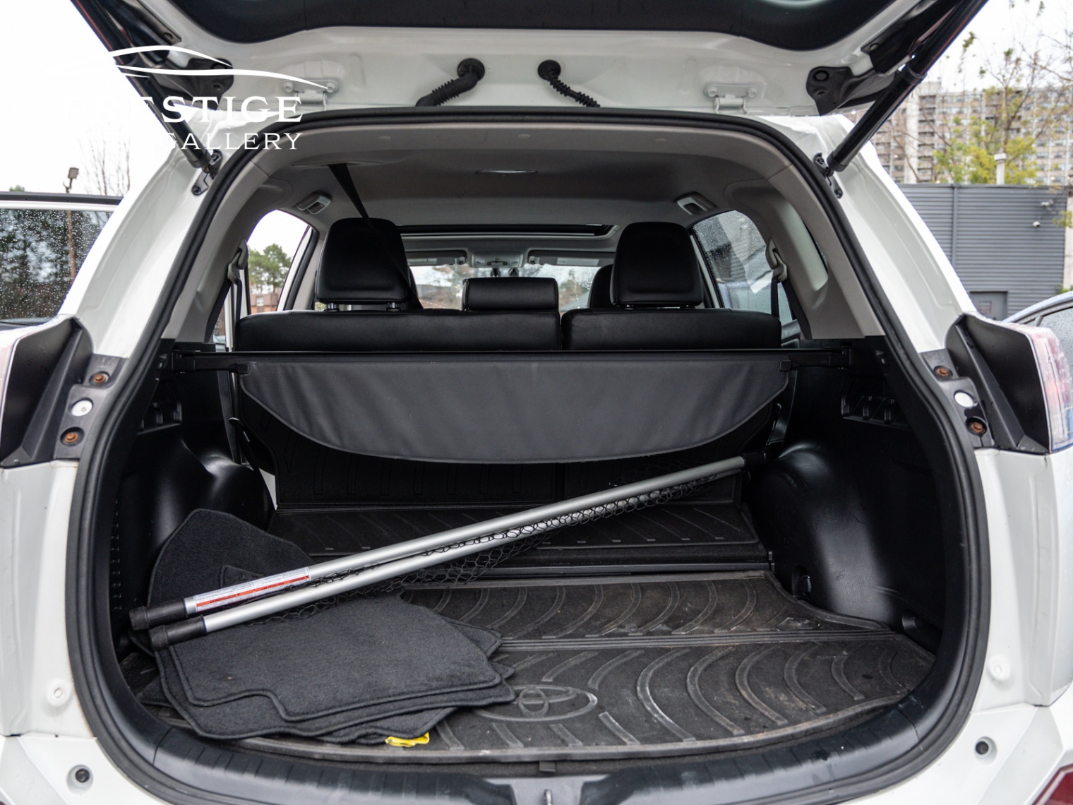 /prestigeautogallery/2016-Toyota-RAV4Hybrid-8200292625991328.jpg