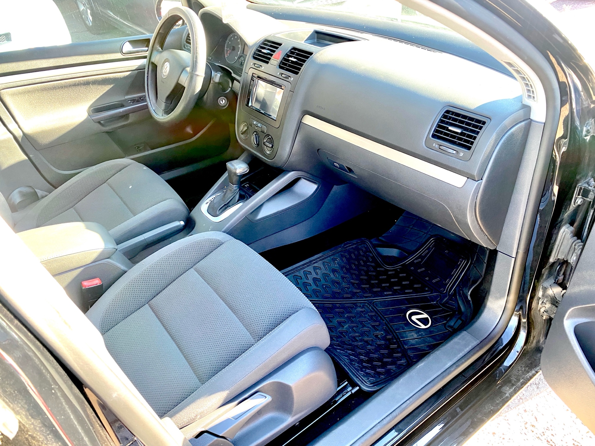 /rahmanmotors/2009-Volkswagen-Rabbit-35618190623726775.jpg