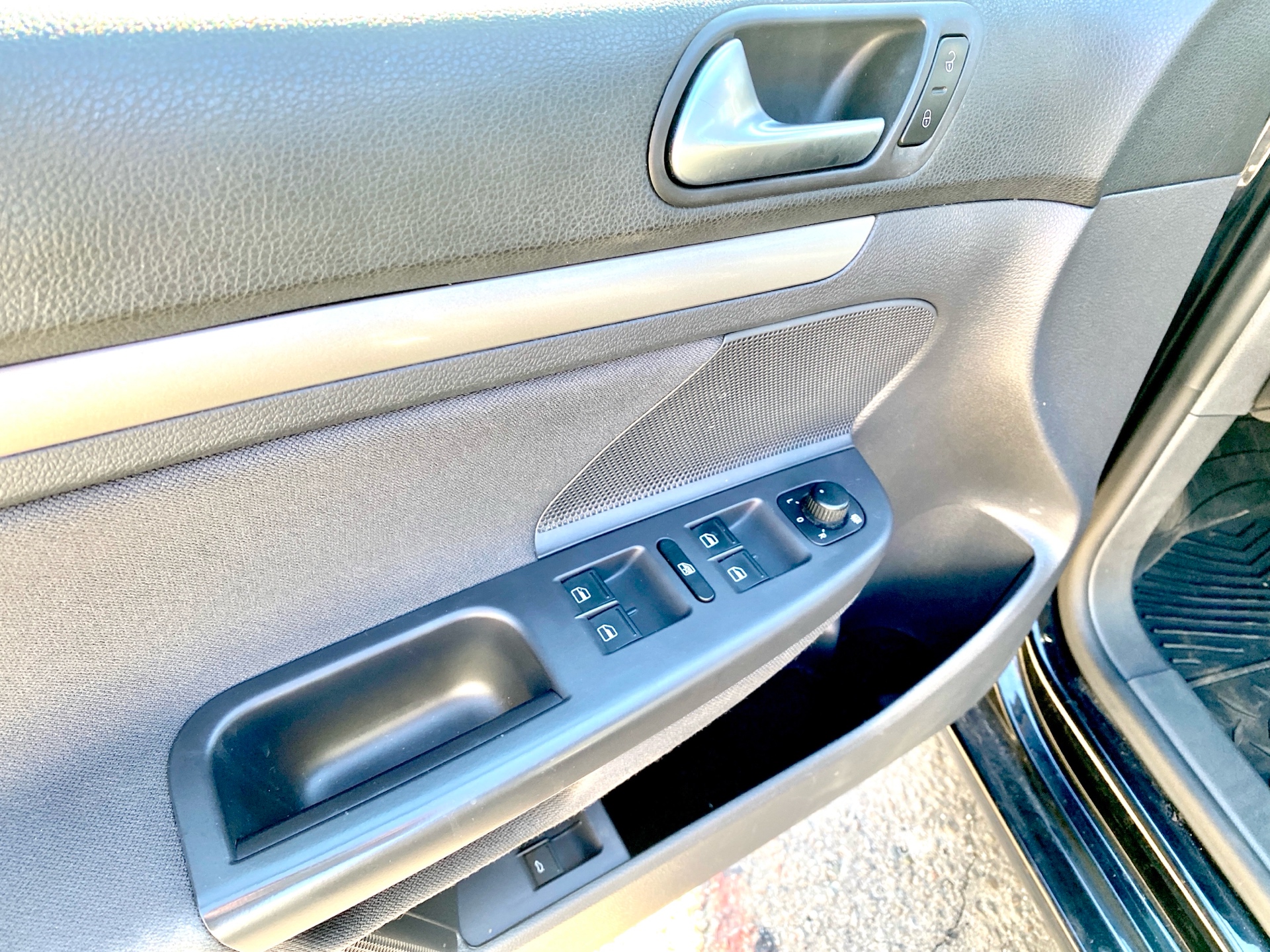 /rahmanmotors/2009-Volkswagen-Rabbit-9811824234737392.jpg