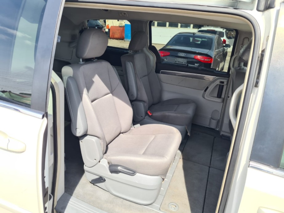 /rahmanmotors/2009-Volkswagen-Routan-6042677394658089.jpg