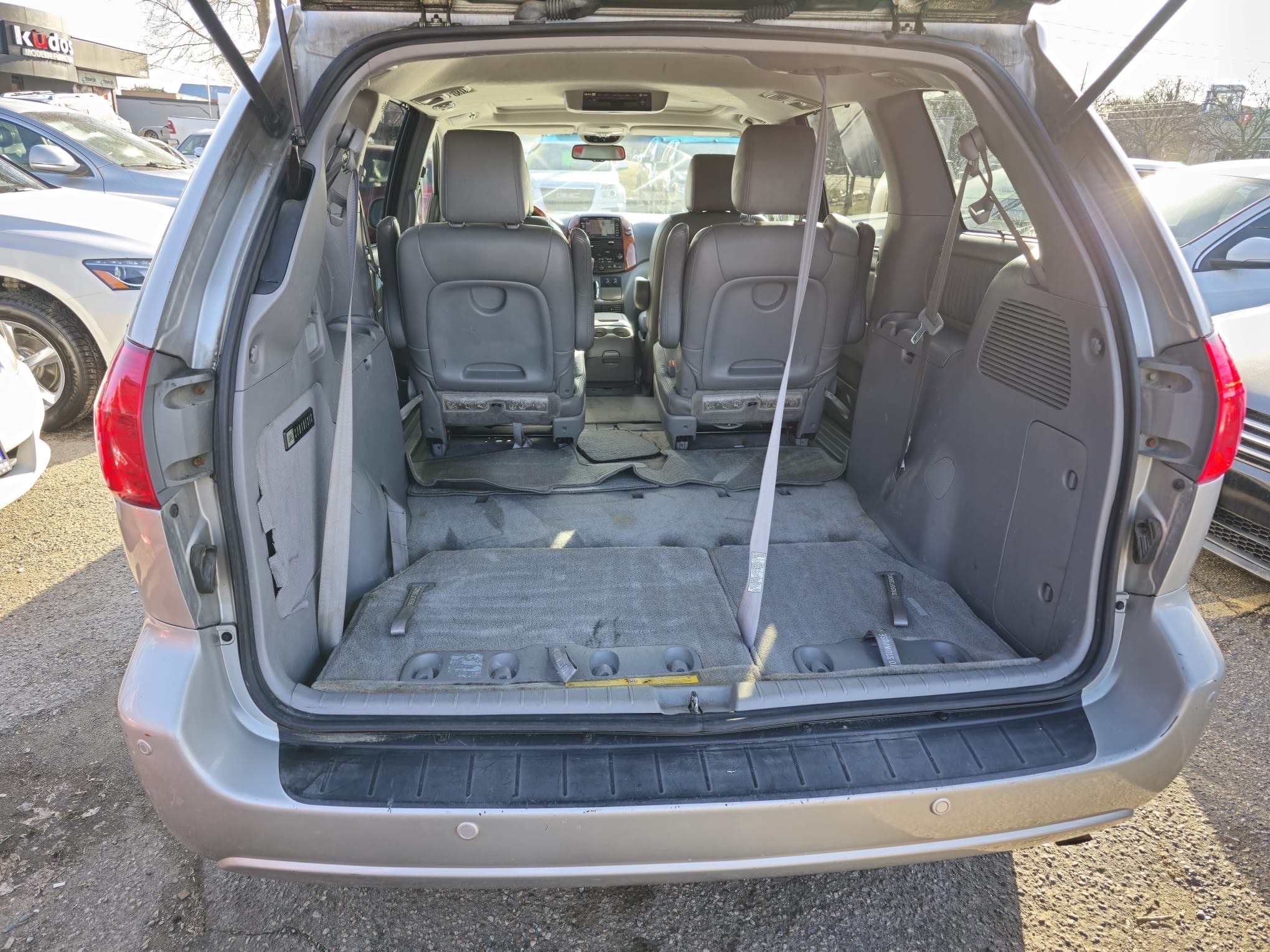 /rahmanmotors/2010-Toyota-Sienna-17174331527414988.jpg