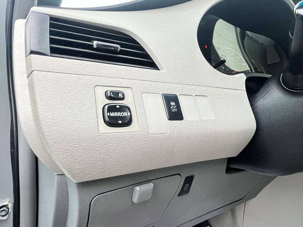 /rahmanmotors/2011-Toyota-Sienna-38370343614195557.jpg