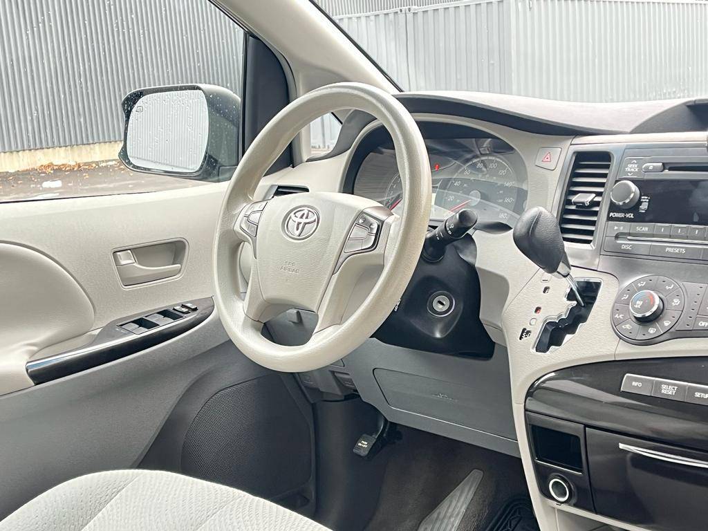 /rahmanmotors/2011-Toyota-Sienna-38598339925478076.jpg