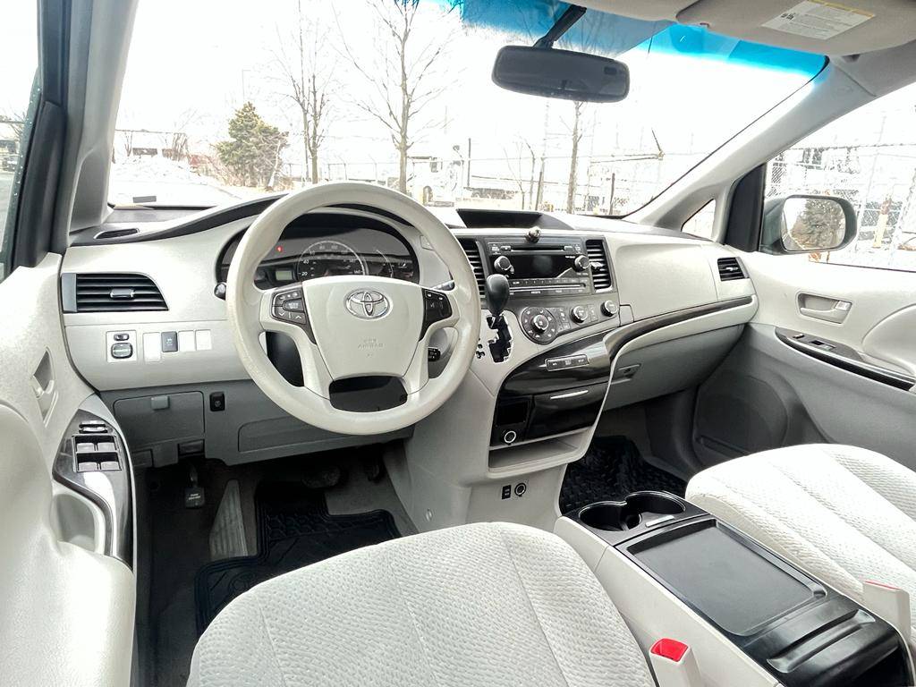/rahmanmotors/2011-Toyota-Sienna-42561475869972565.jpg