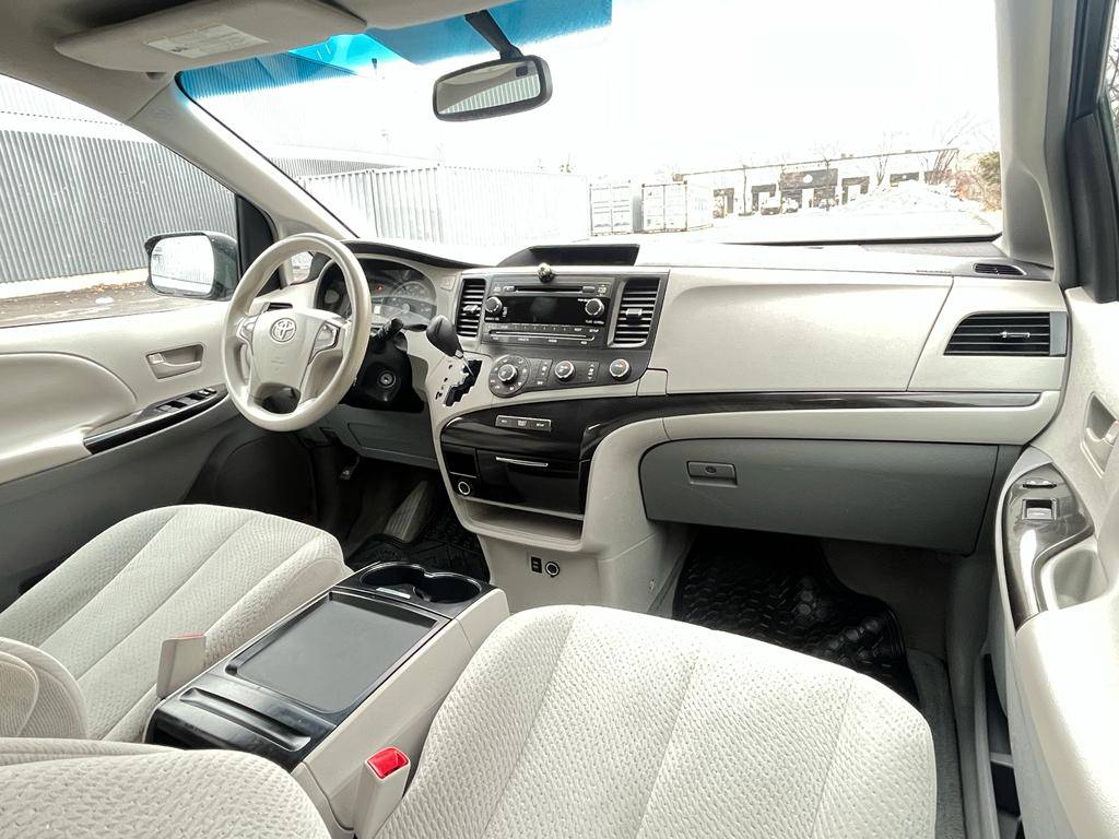 /rahmanmotors/2011-Toyota-Sienna-447253096807557.jpg