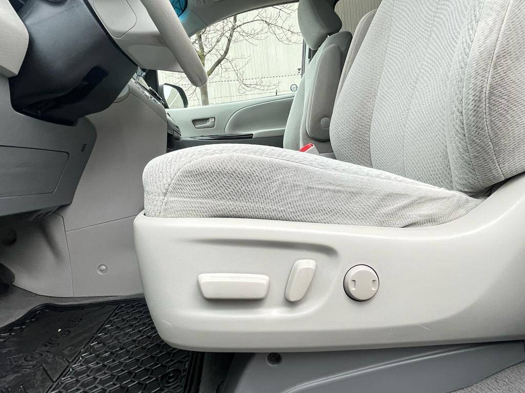/rahmanmotors/2011-Toyota-Sienna-45391458912863647.jpg