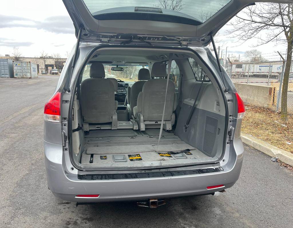 /rahmanmotors/2011-Toyota-Sienna-6759163619618844.jpg