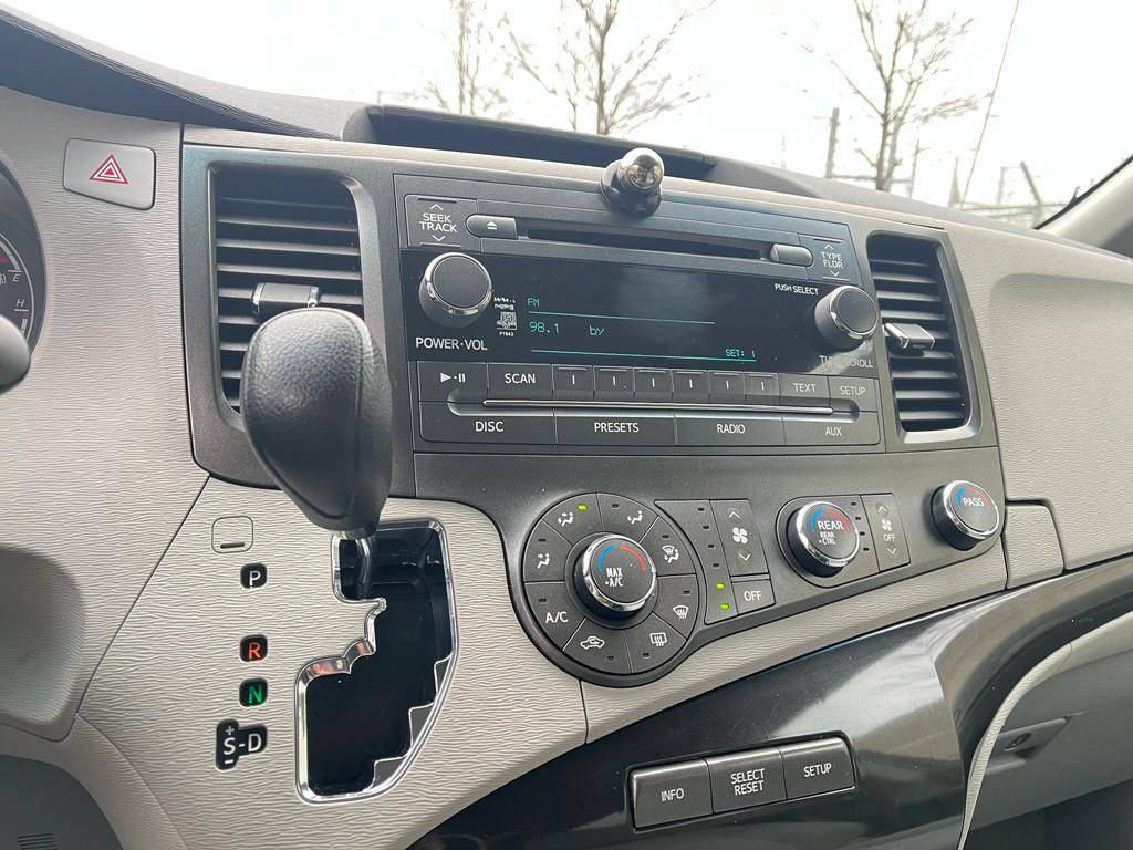 /rahmanmotors/2011-Toyota-Sienna-857308242141199.jpg