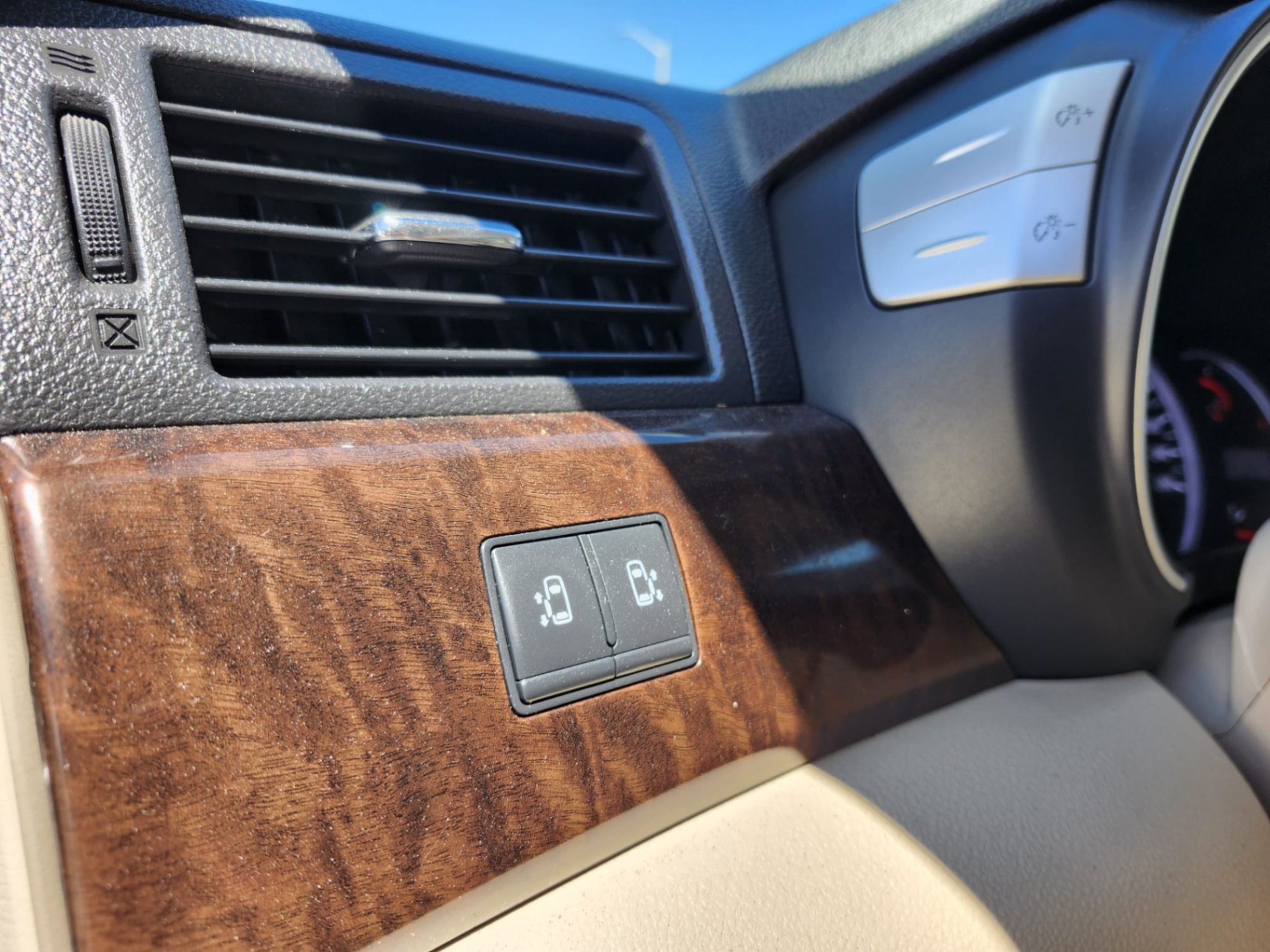 /rahmanmotors/2012-Nissan-Quest-011811309189421637.jpg