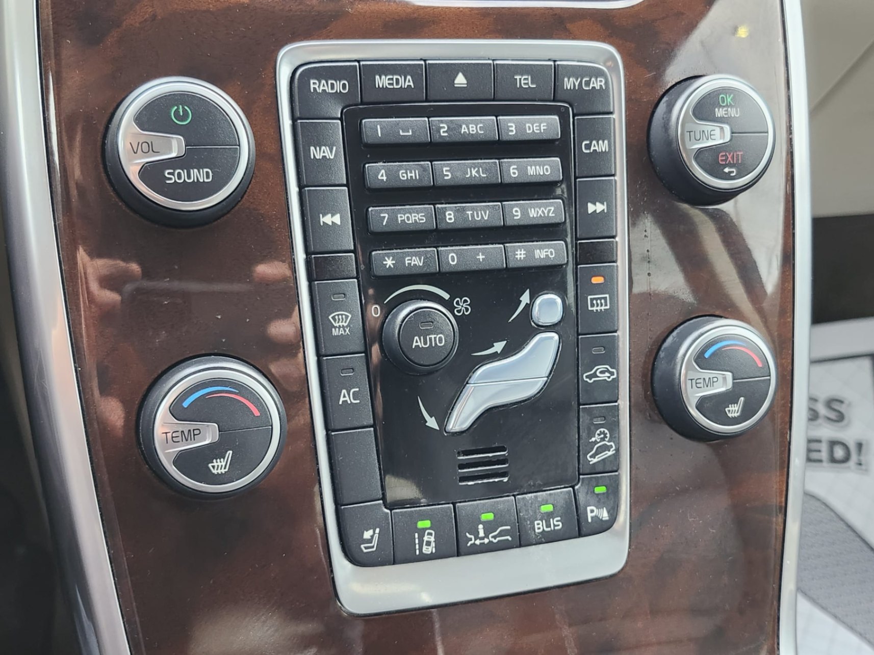 /rahmanmotors/2012-Volvo-XC70-28590389485360124.jpg