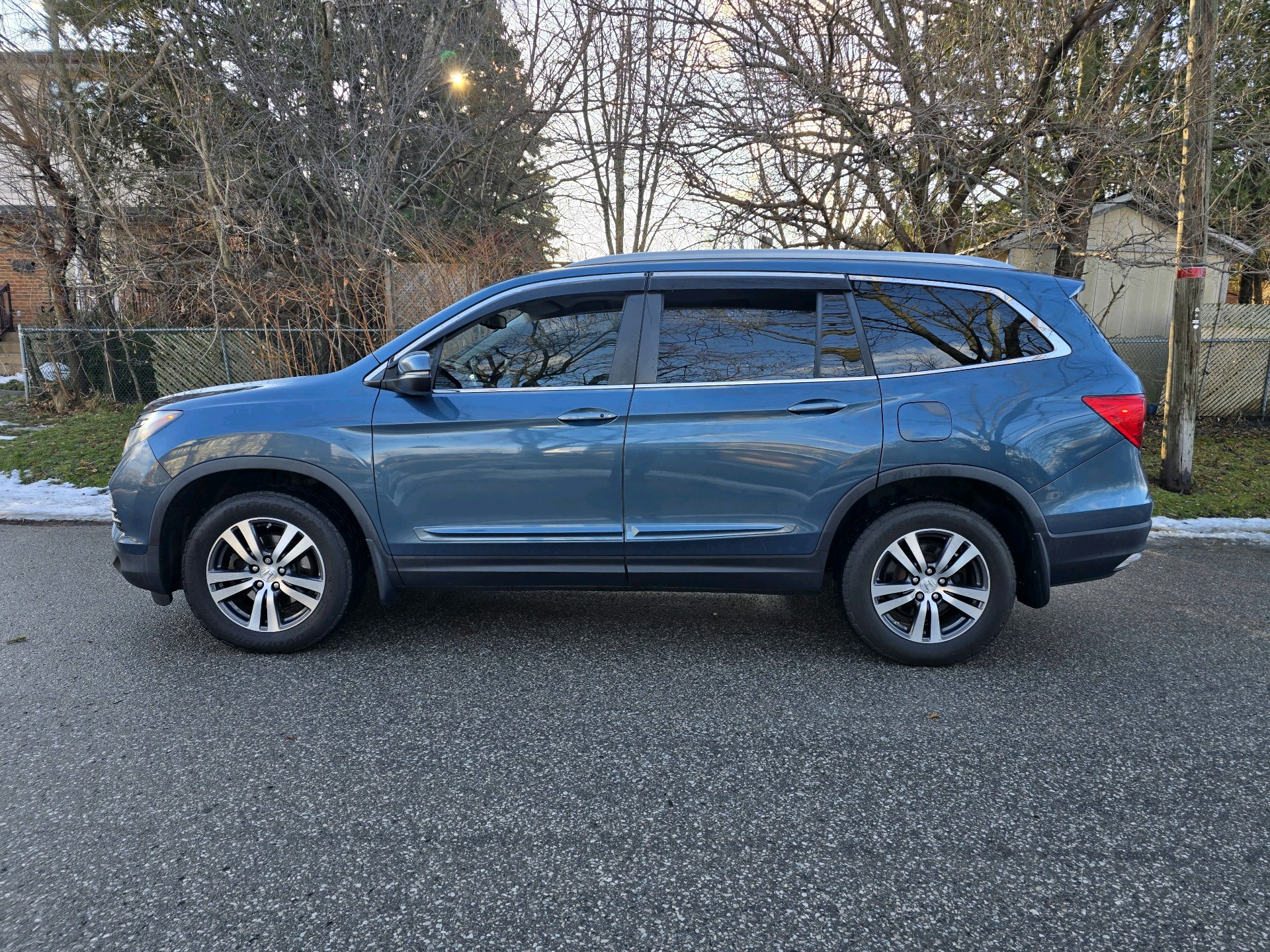 2017 Honda Pilot EX-L Road Departure Mitigation (RDM), Leather Heated Seats , Adaptive Cruise Control ,Android Auto, 