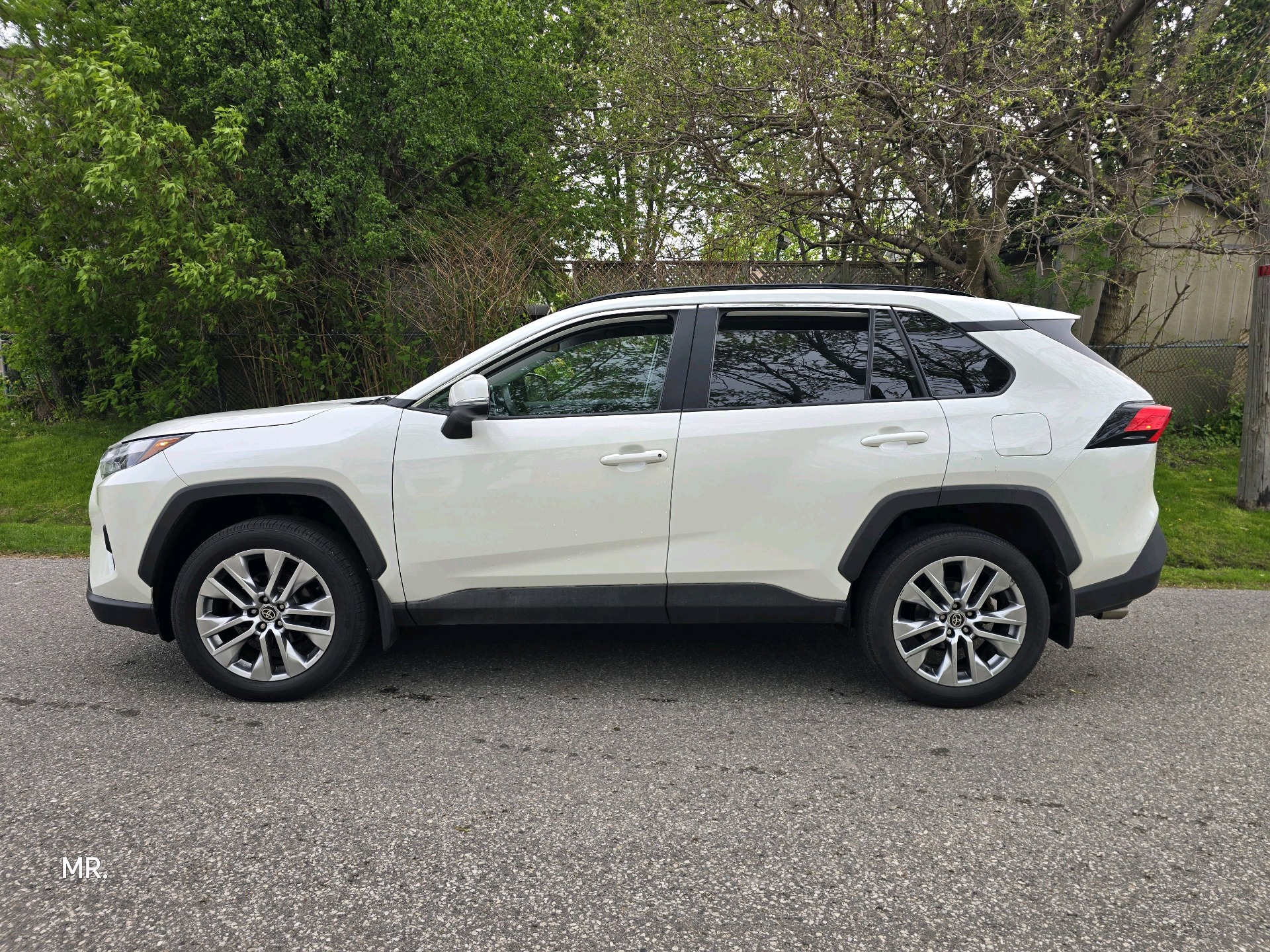 2022 Toyota RAV4 XLE Leather Heated Seats, Sunroof, Adaptive Cruise Control, Bluetooth, Backup Camera, Blind Spot Mon