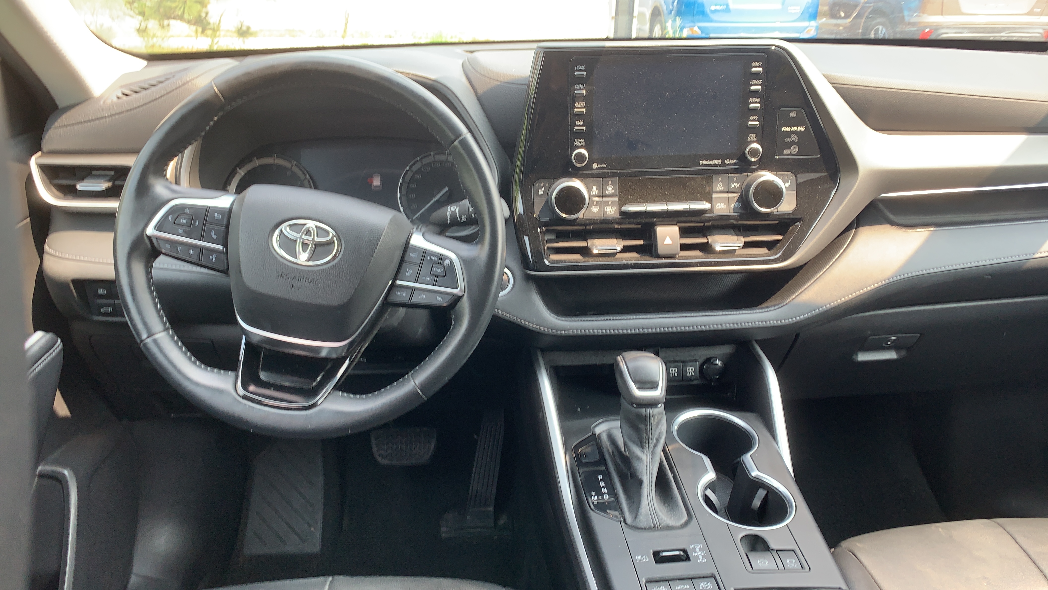 /royaltyenterprises/2021-Toyota-Highlander-9391321328825515.jpg