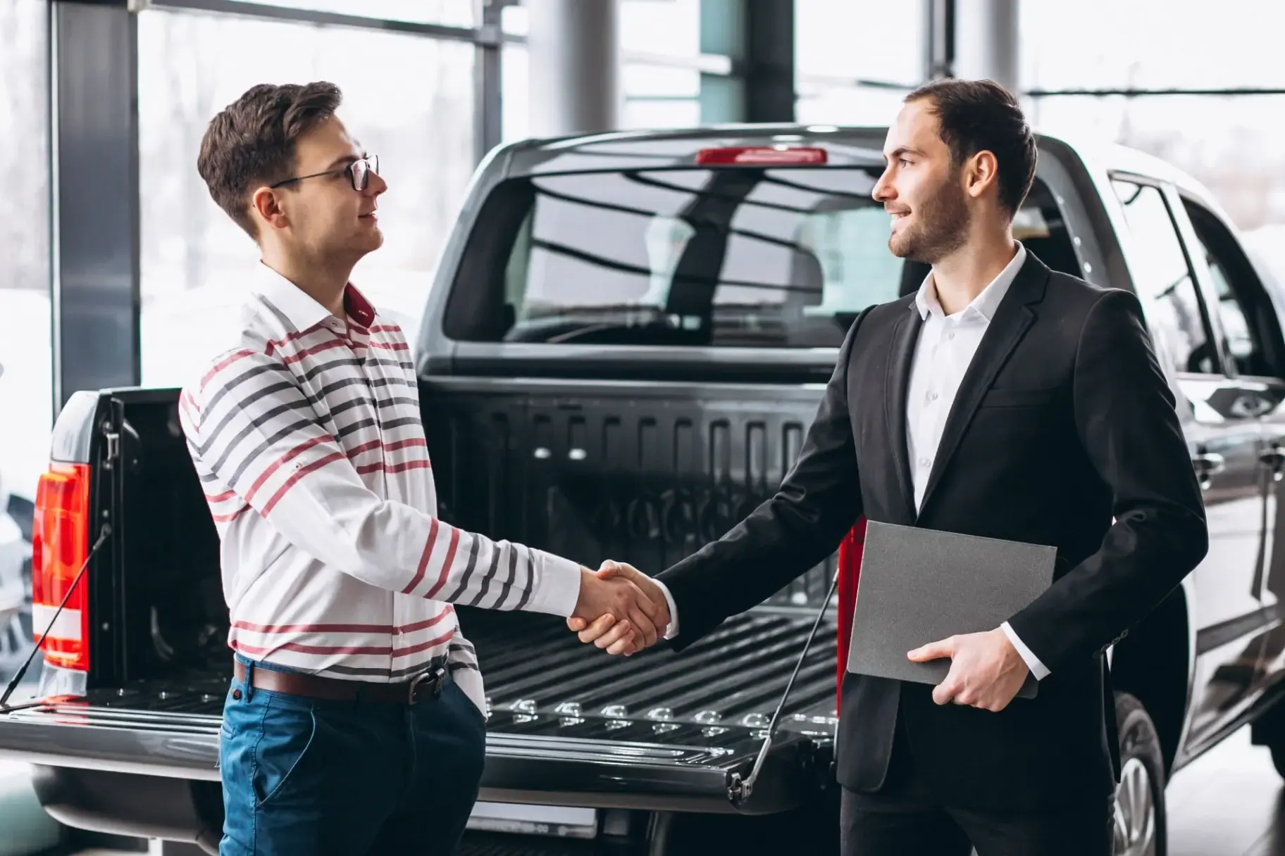 https://image123.azureedge.net/serenamotors/768329417768139-3059051806682116-man-buying-car-min.webp