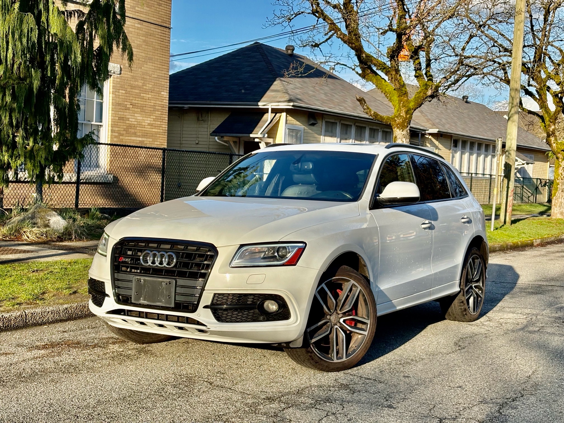 Voxcar AUDI SQ5 SUV in White, VANCOUVER