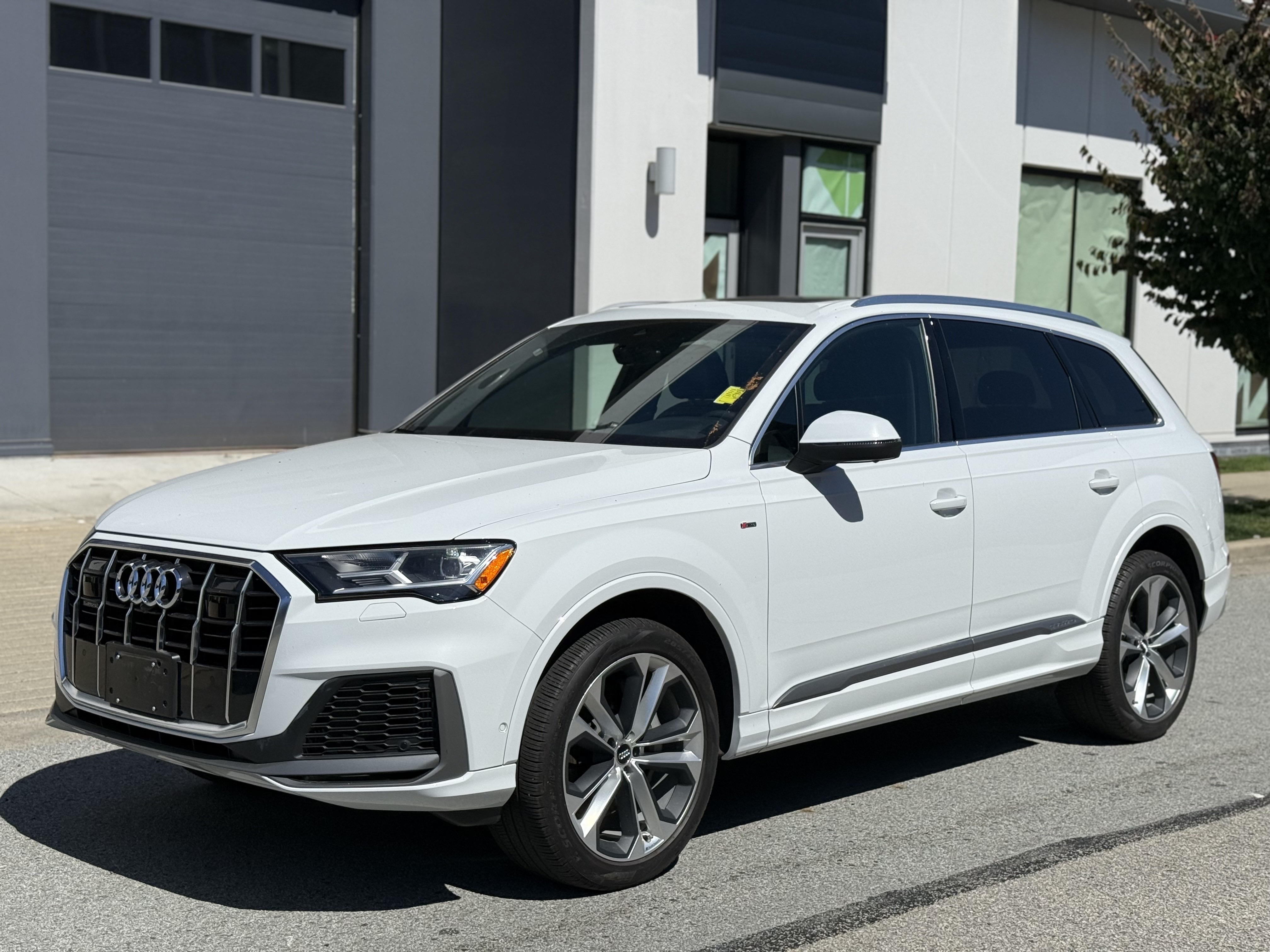 Voxcar AUDI Q7 SUV in White, VANCOUVER