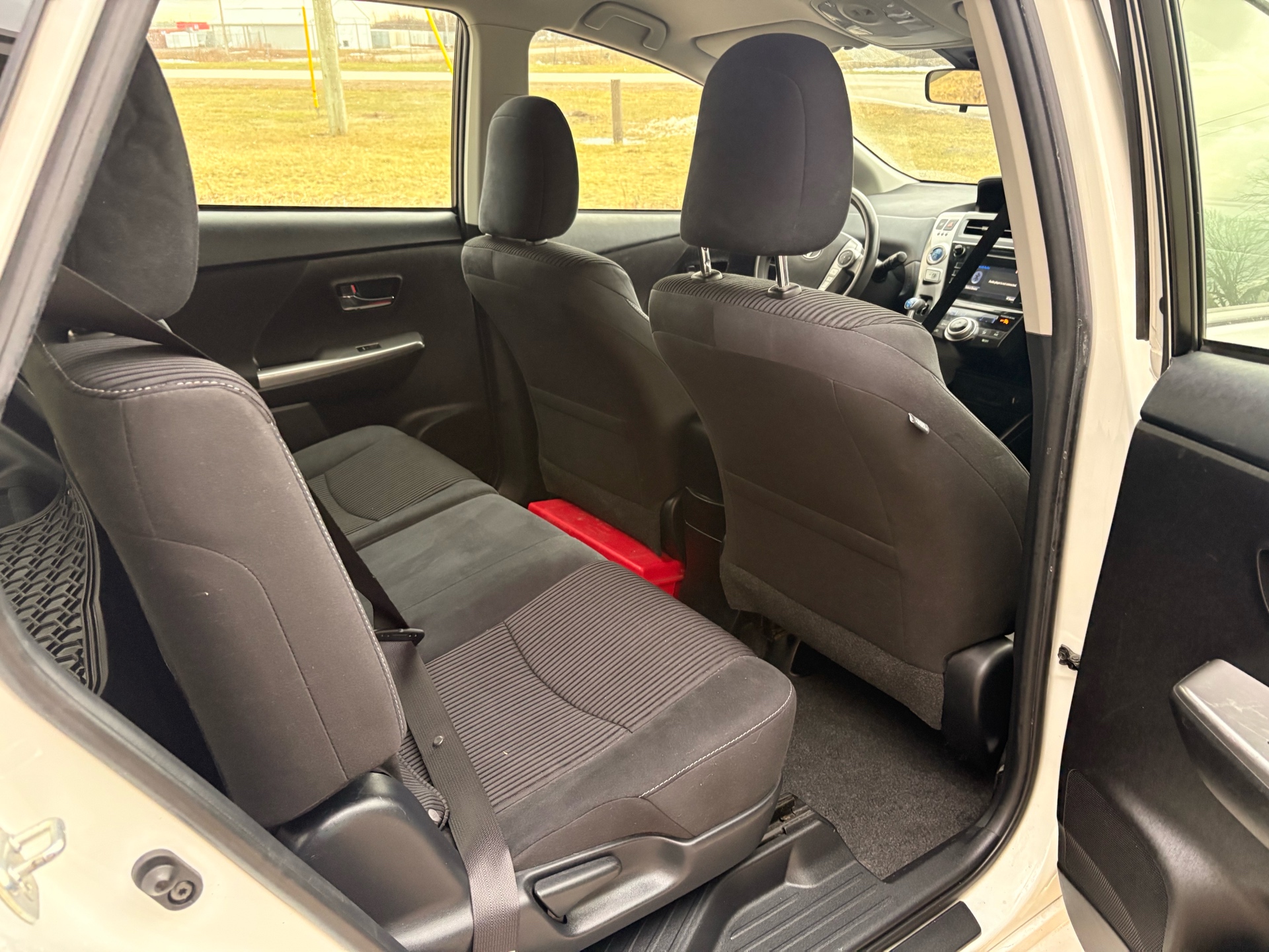 /skymotorscanada/2018-Toyota-PriusV-17962514868936852.jpg