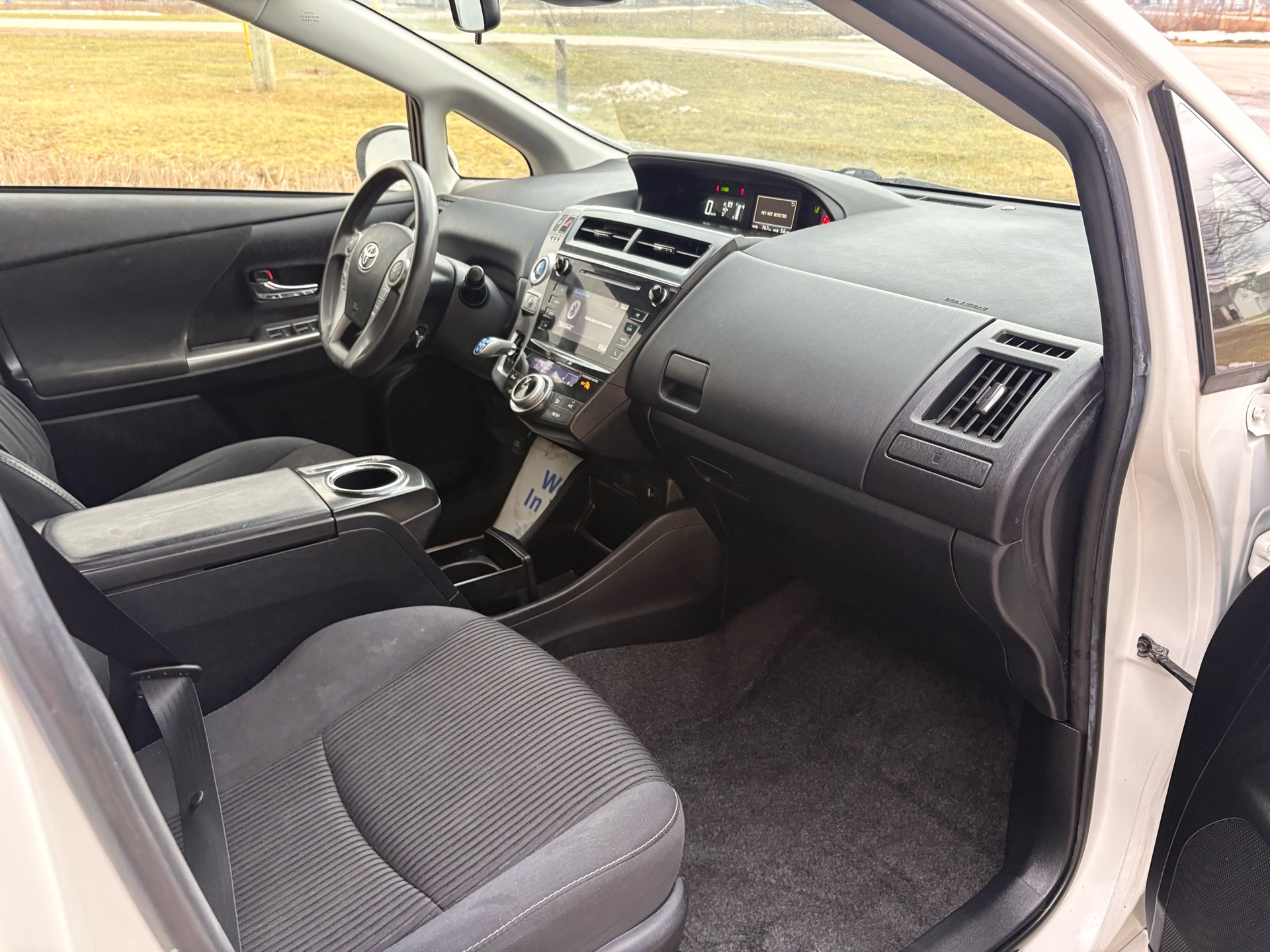 /skymotorscanada/2018-Toyota-PriusV-7176890949892374.jpg