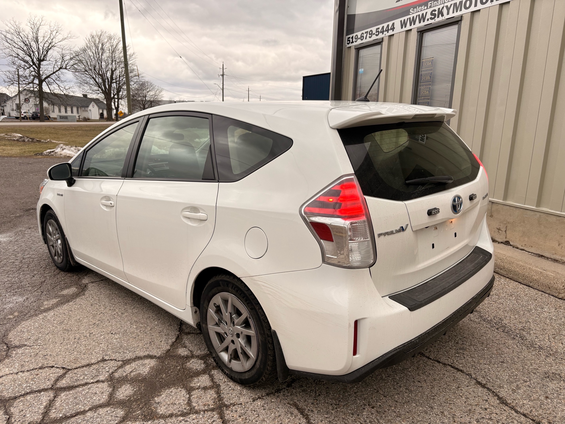 /skymotorscanada/2018-Toyota-PriusV-9658154988273027.jpg