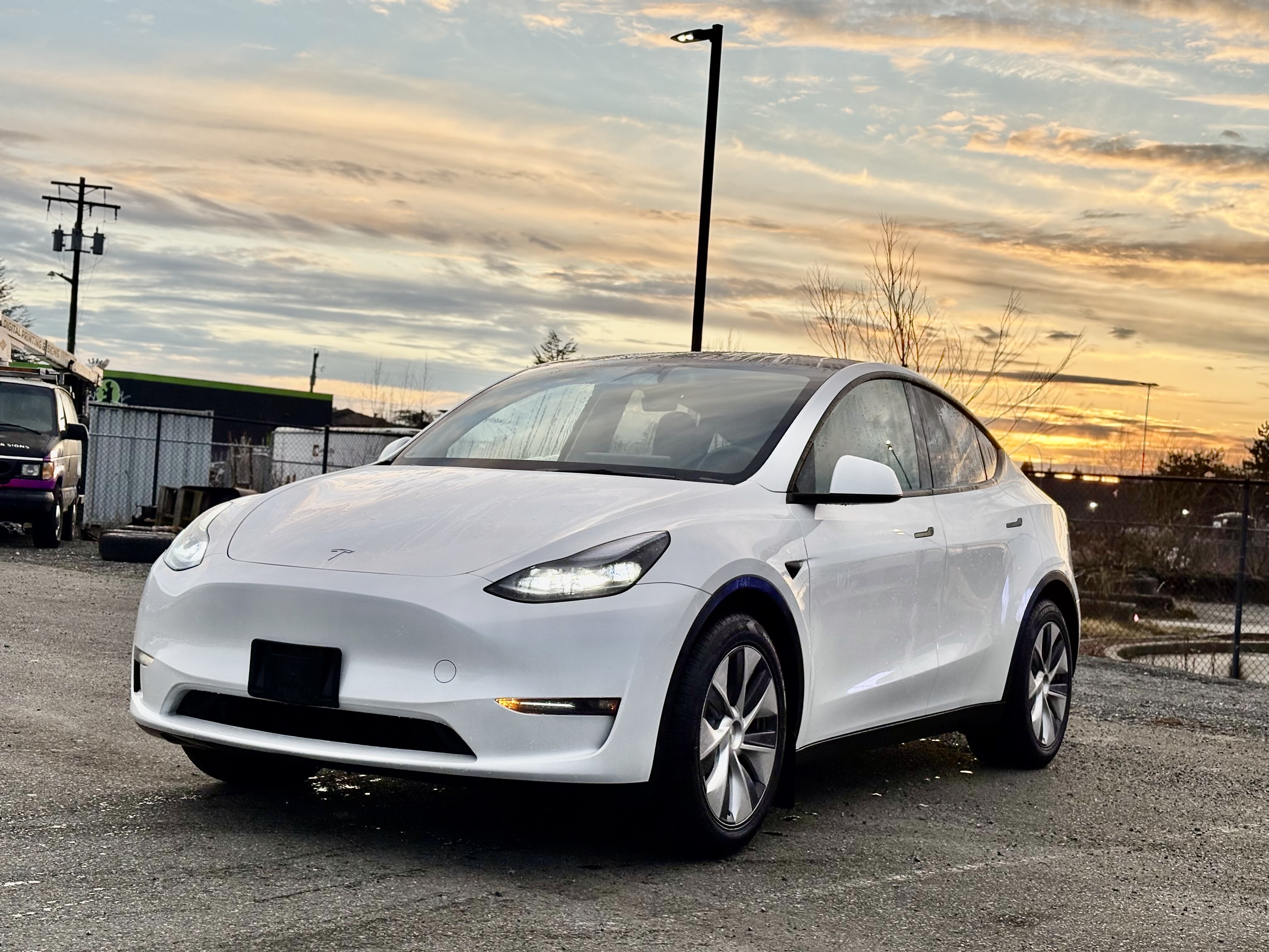Voxcar TESLA Model Y SUV in White, VANCOUVER