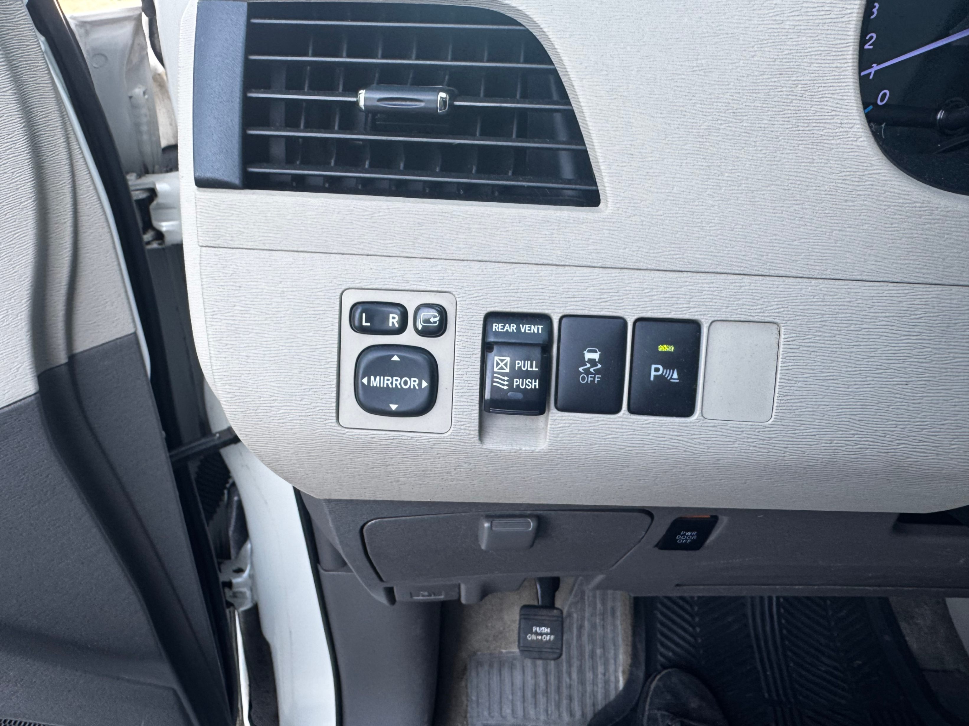/stouffvilleautosales/2012-Toyota-Sienna-3822441392434084.jpg