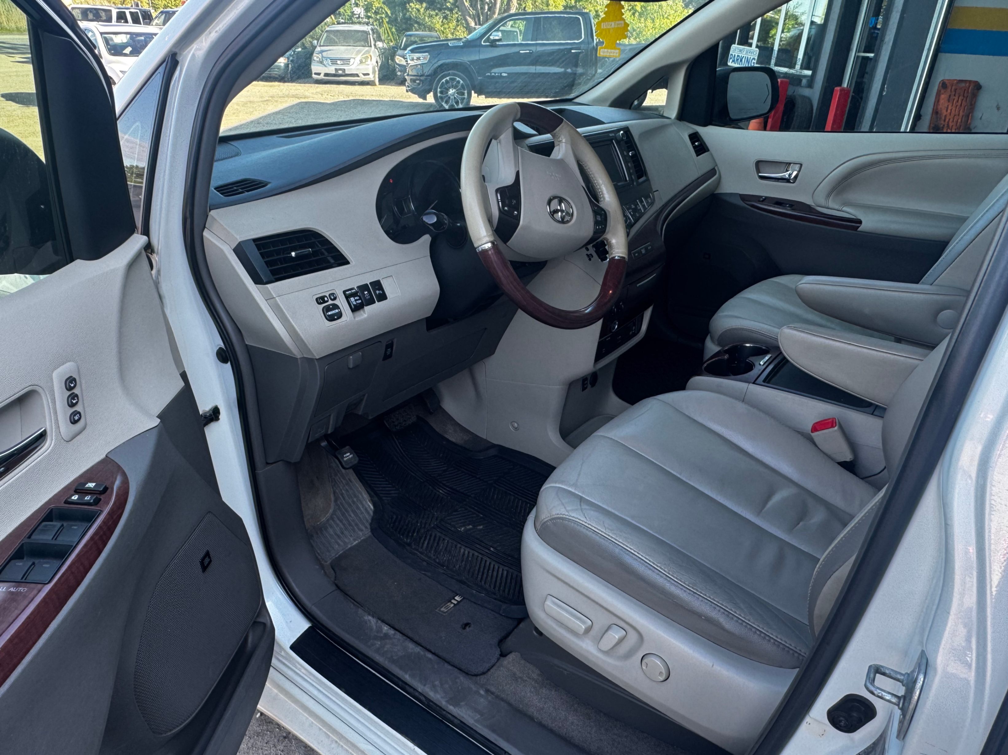 /stouffvilleautosales/2012-Toyota-Sienna-3980972898138051.jpg