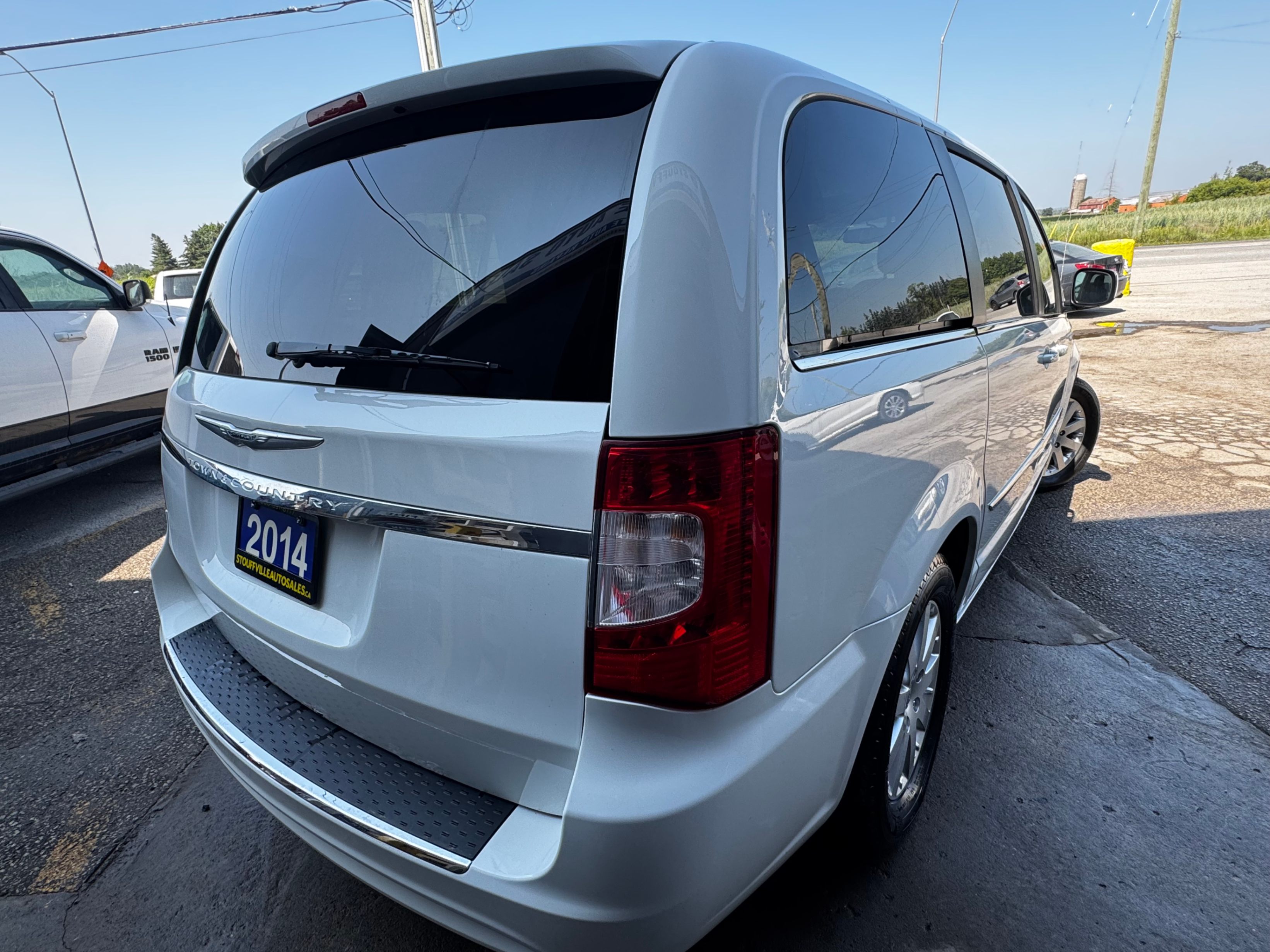 /stouffvilleautosales/2014-Chrysler-Town&-40801269014196717.jpg