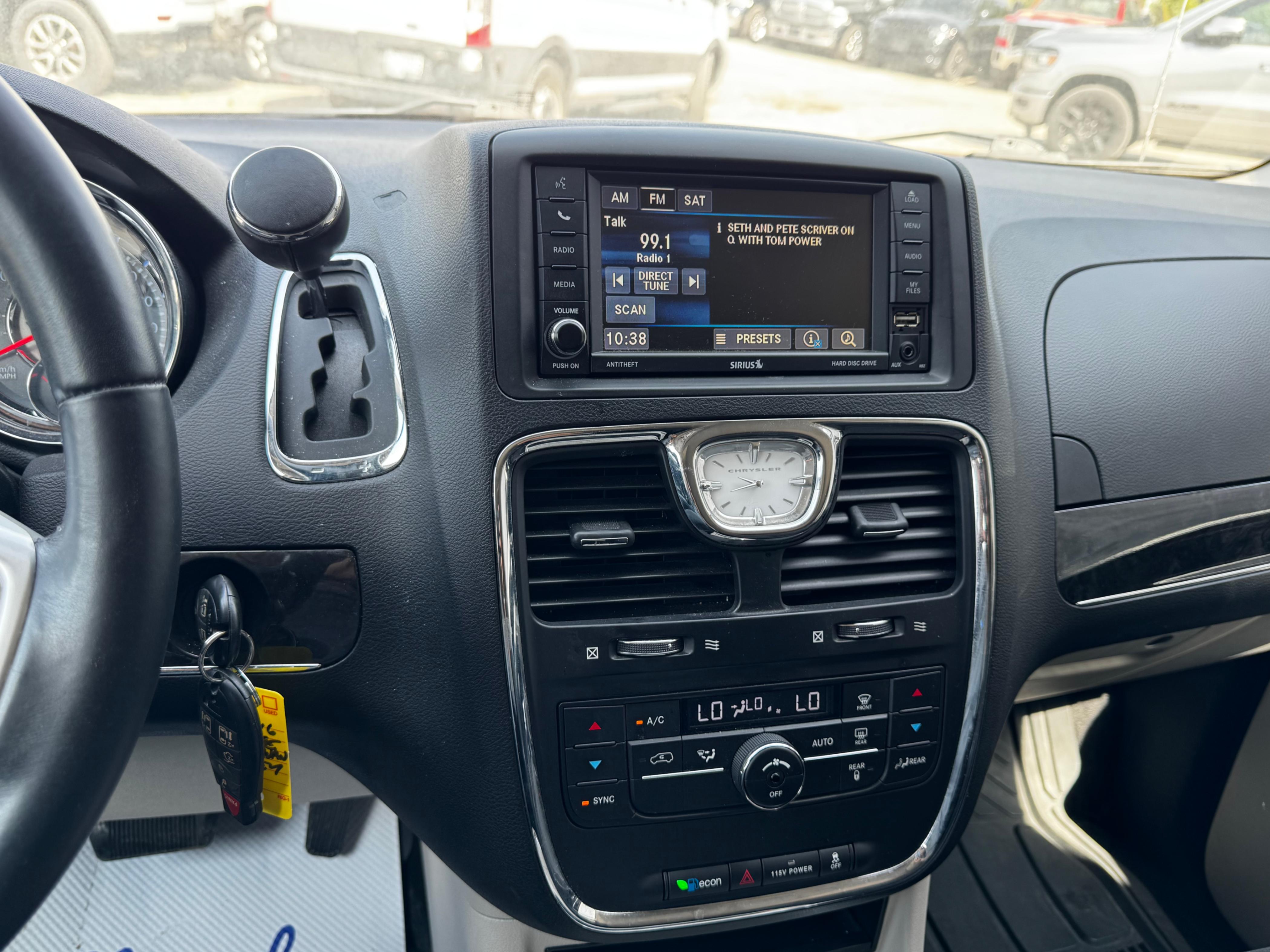 /stouffvilleautosales/2016-Chrysler-Town&-503801992353113.jpg