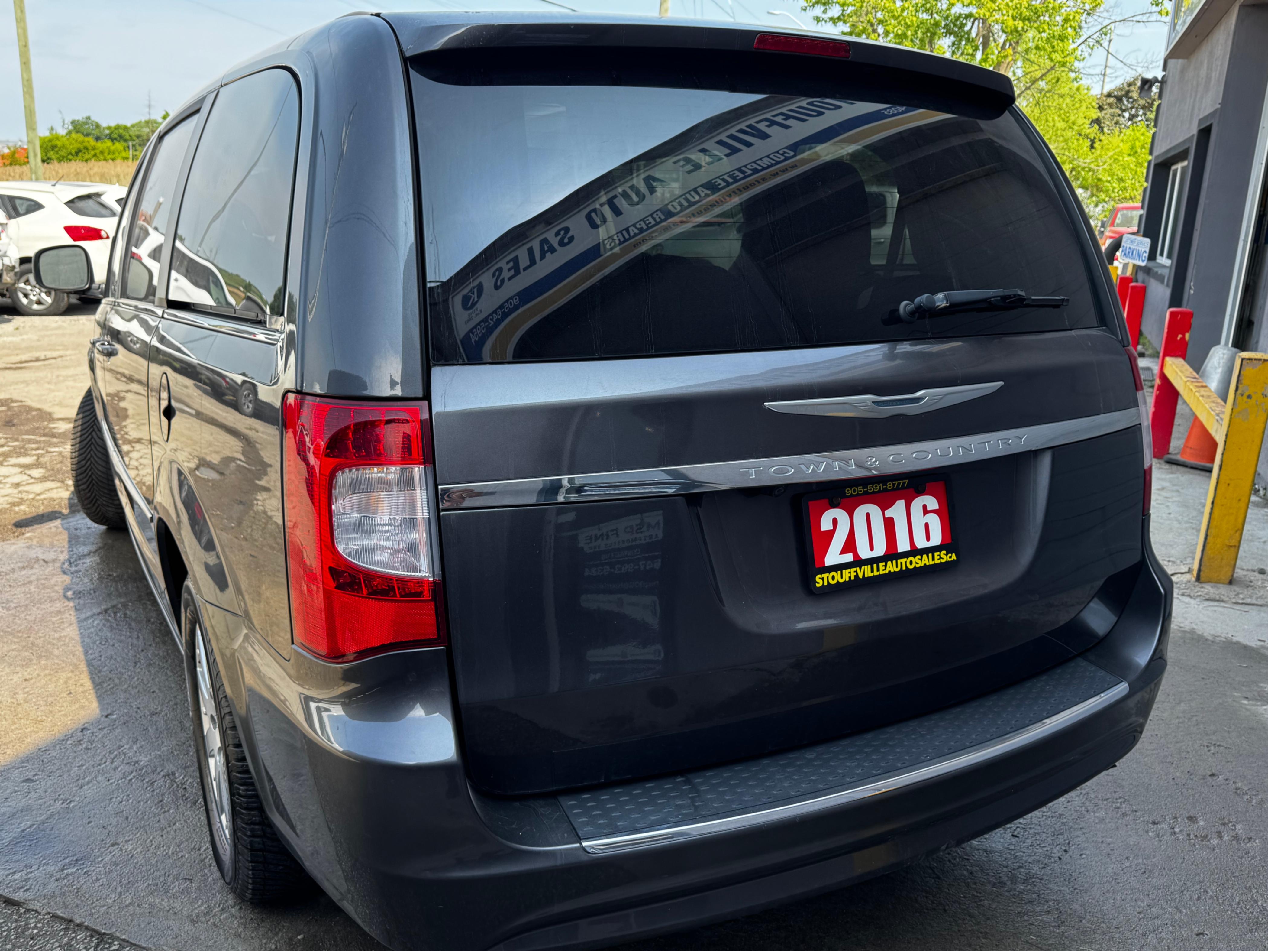 /stouffvilleautosales/2016-Chrysler-Town&-635735300442527.jpg
