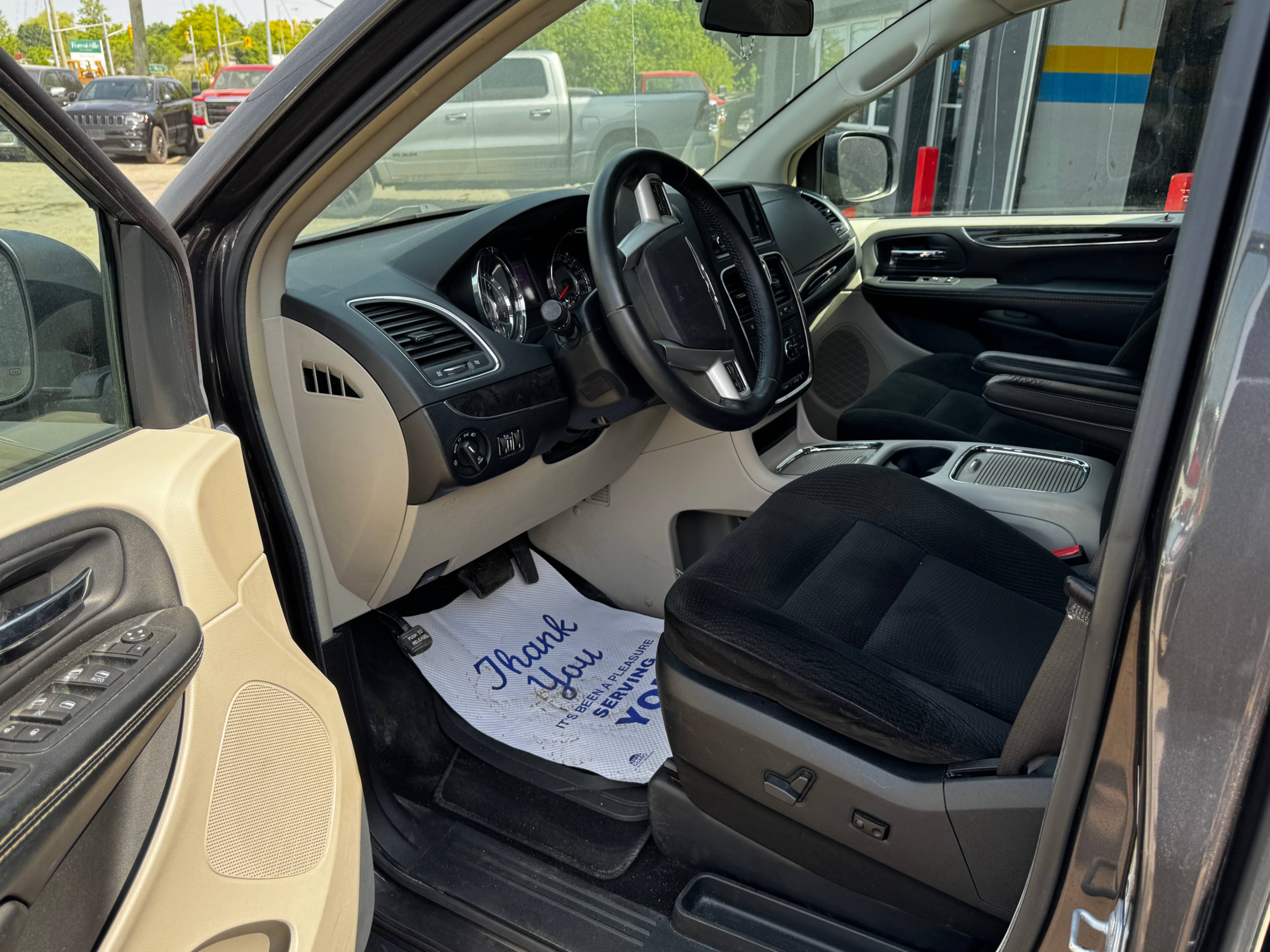 /stouffvilleautosales/2016-Chrysler-Town&-8870250009408152.jpg