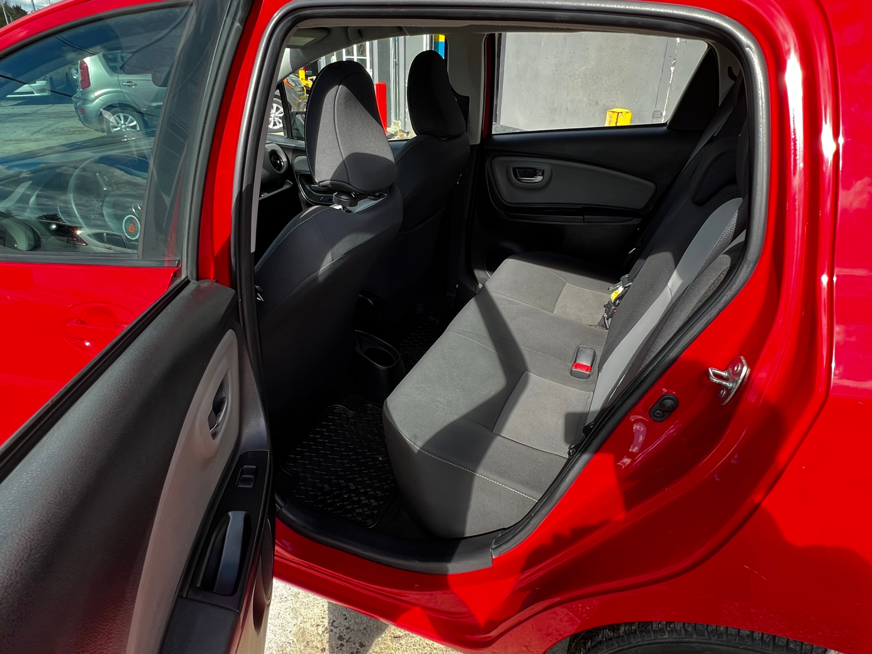 /stouffvilleautosales/2018-Toyota-YarisHatchback-6148431774756746.jpg