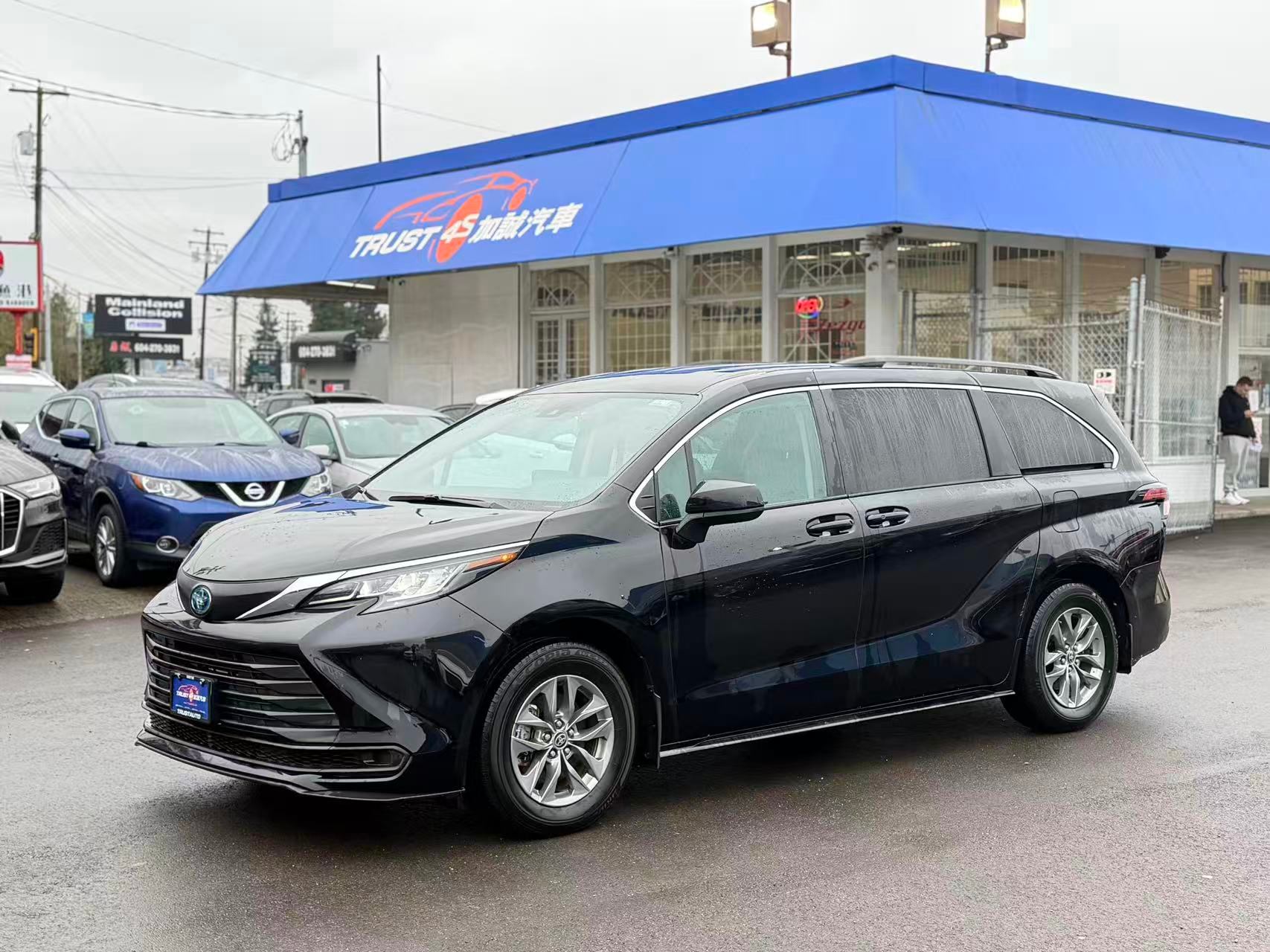 2022 Toyota Sienna Hybrid LE 8-Passenger FWD