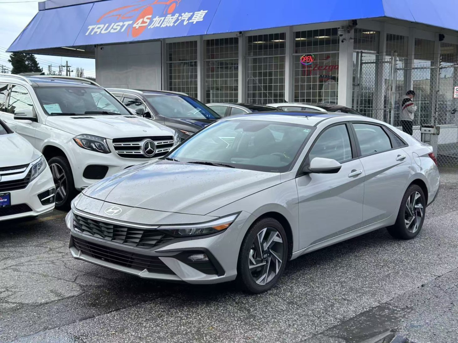 2024 Hyundai Elantra Essential IVT