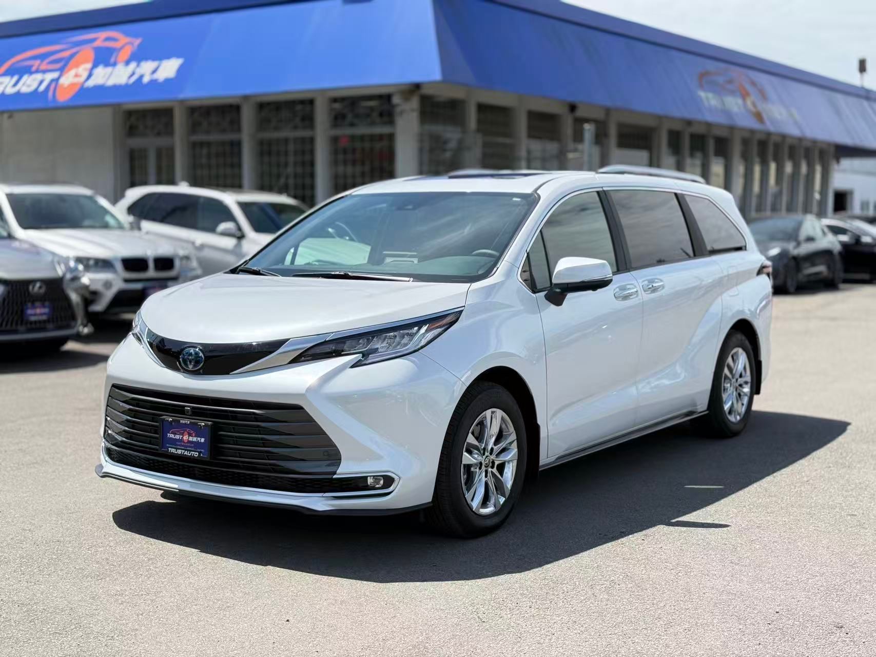2025 Toyota Sienna Hybrid Limited AWD