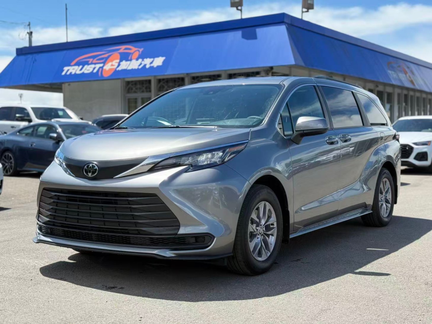 2026 Toyota Sienna Hybrid LE 8-Passenger AWD BRAND NEW