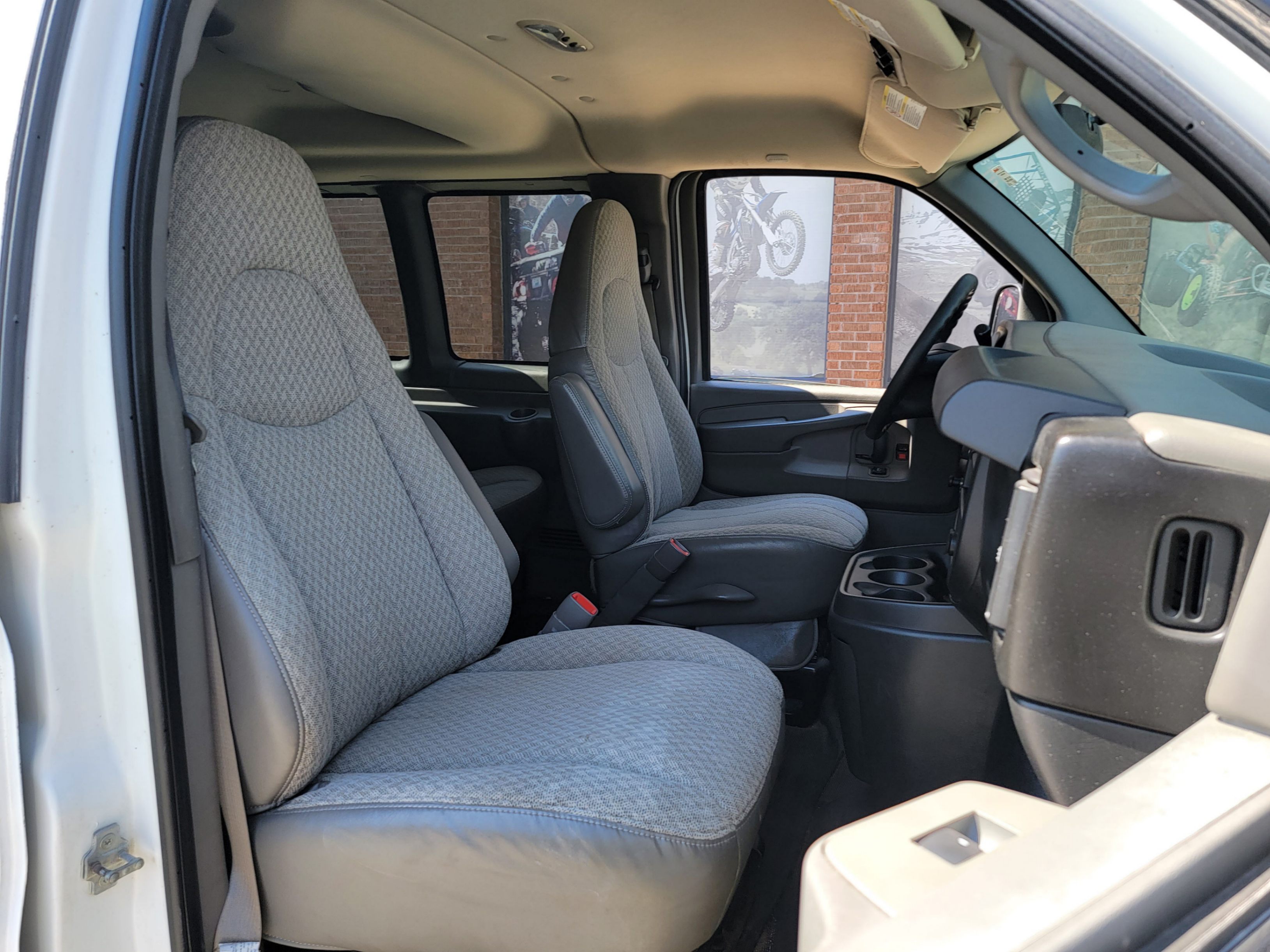 /theautoking/2009-Chevrolet-ExpressPassenger-30603261610423216.jpg