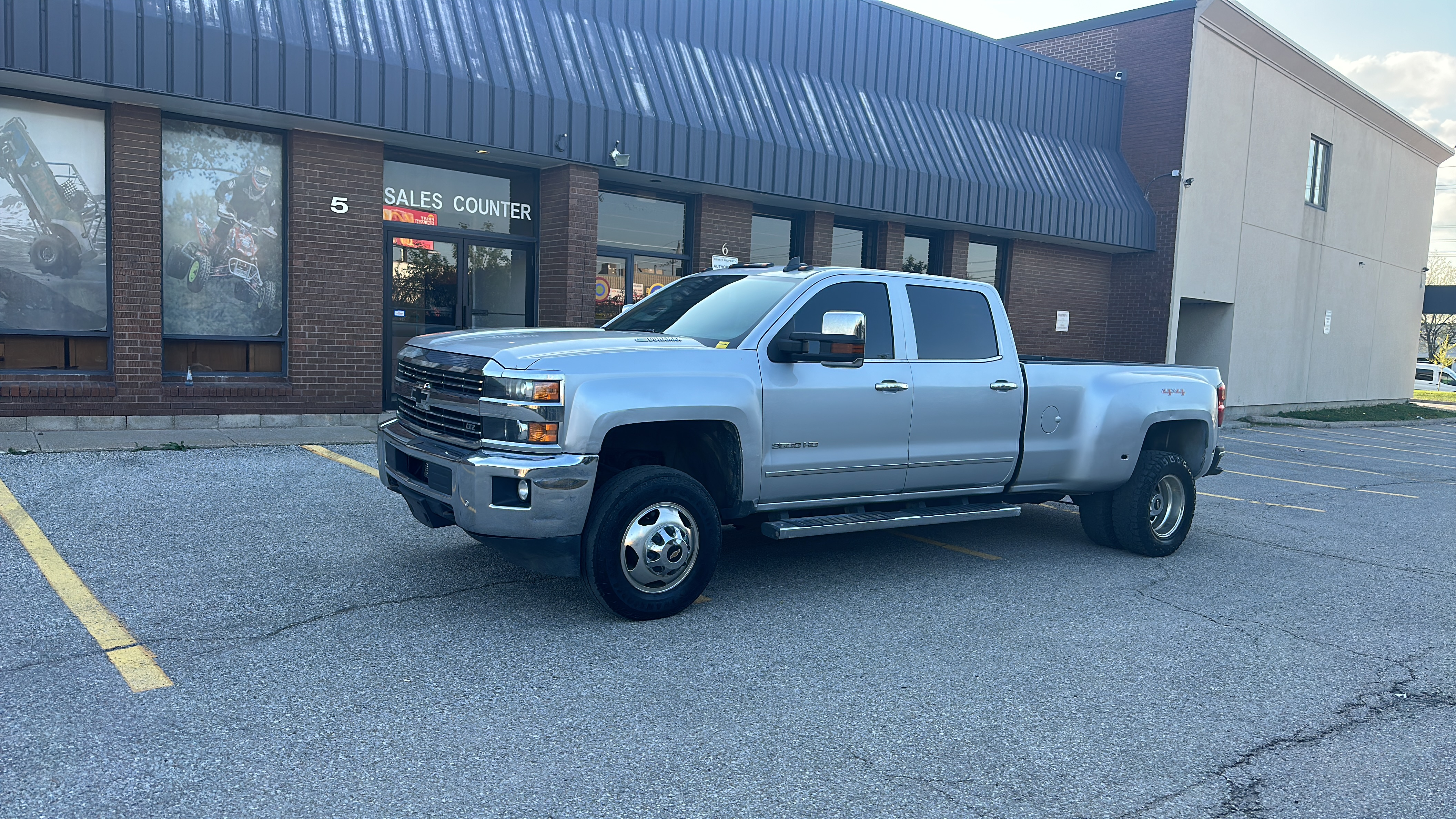 /theautoking/2015-Chevrolet-Silverado3500HD-01668493370617763.jpg