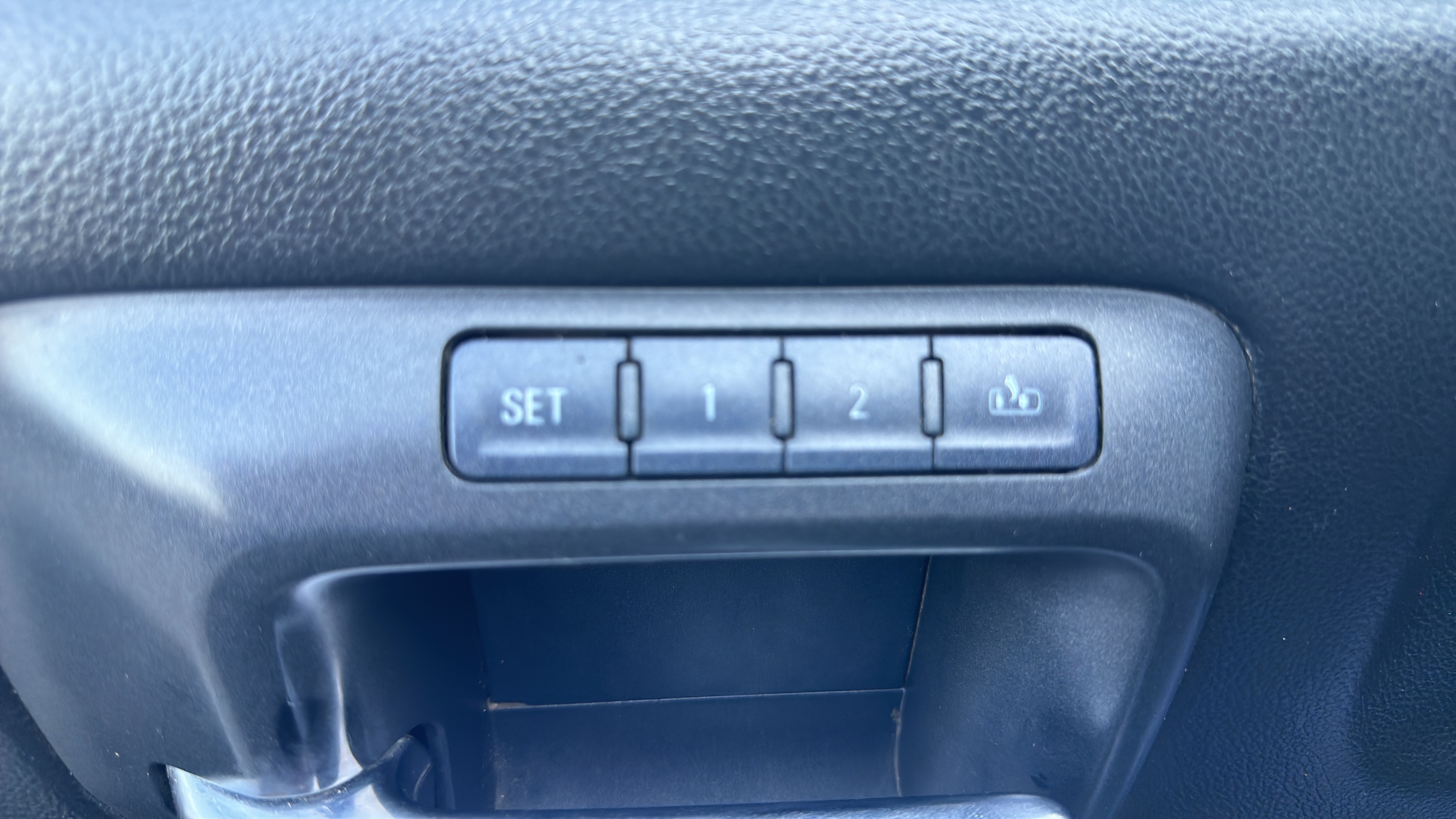 /theautoking/2015-Chevrolet-Silverado3500HD-9713938980443055.jpg