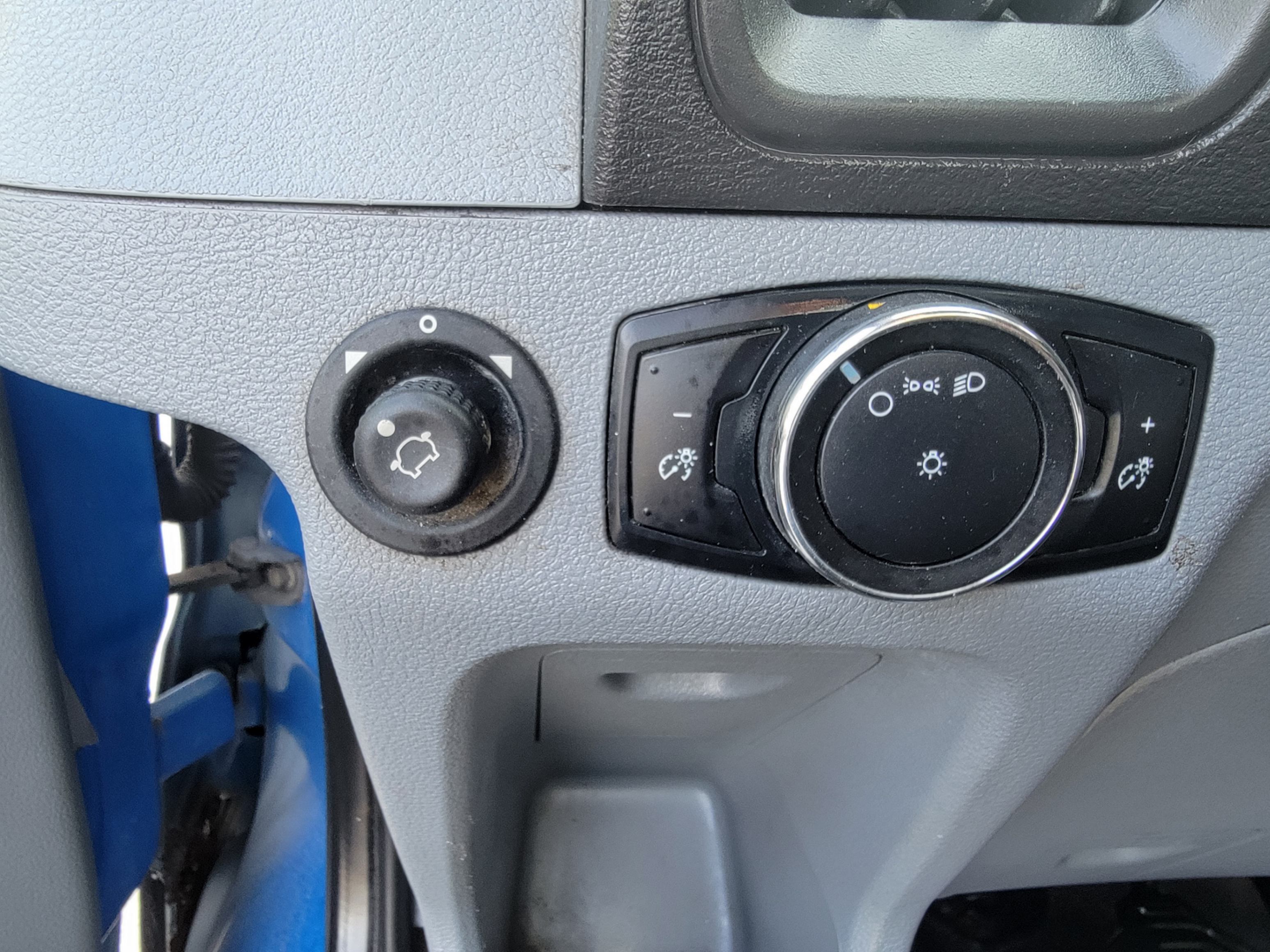 /theautoking/2015-Ford-TransitCargo-3867382080687356.jpg