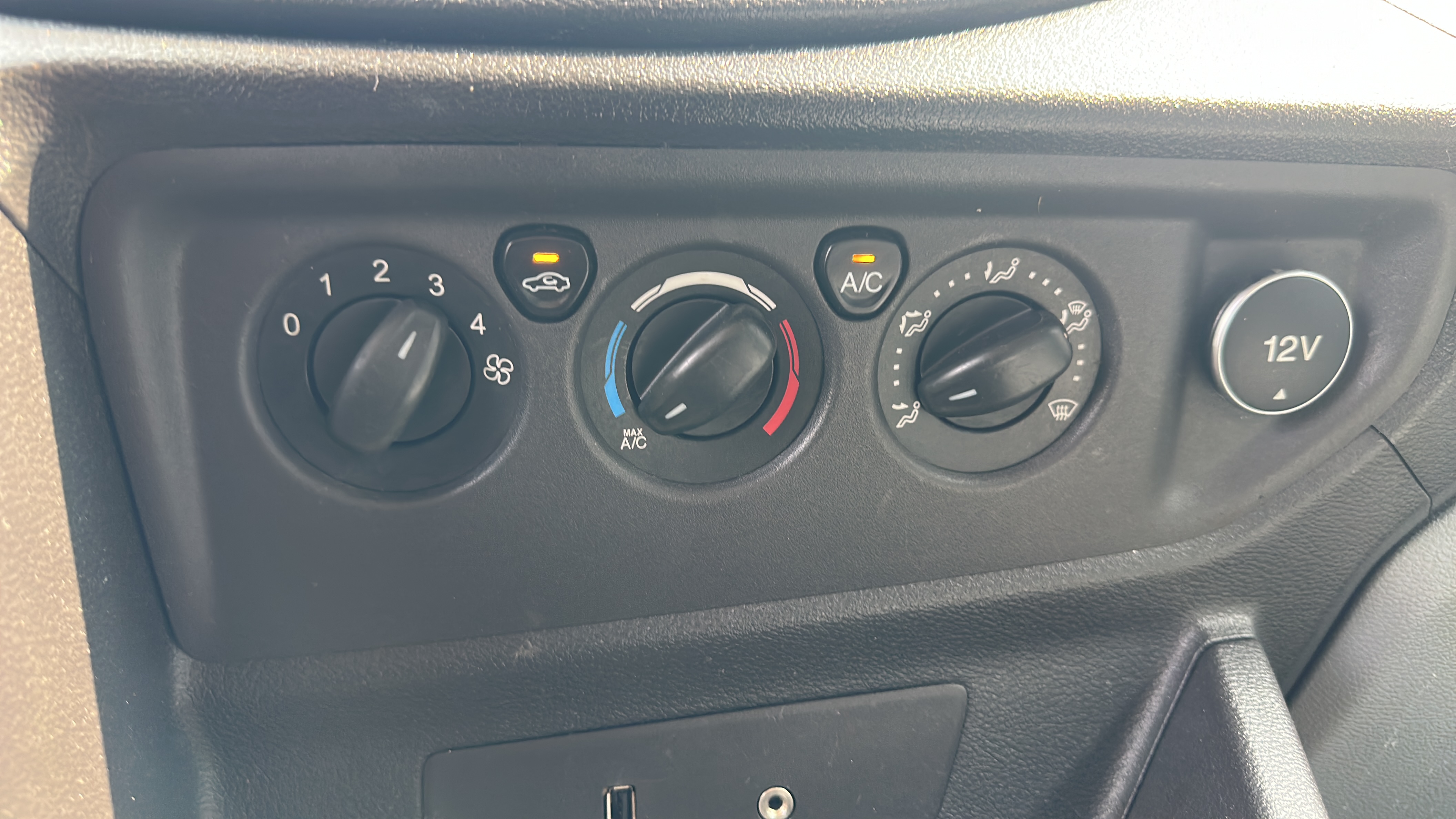 /theautoking/2015-Ford-TransitCargo-8224188781182791.jpg