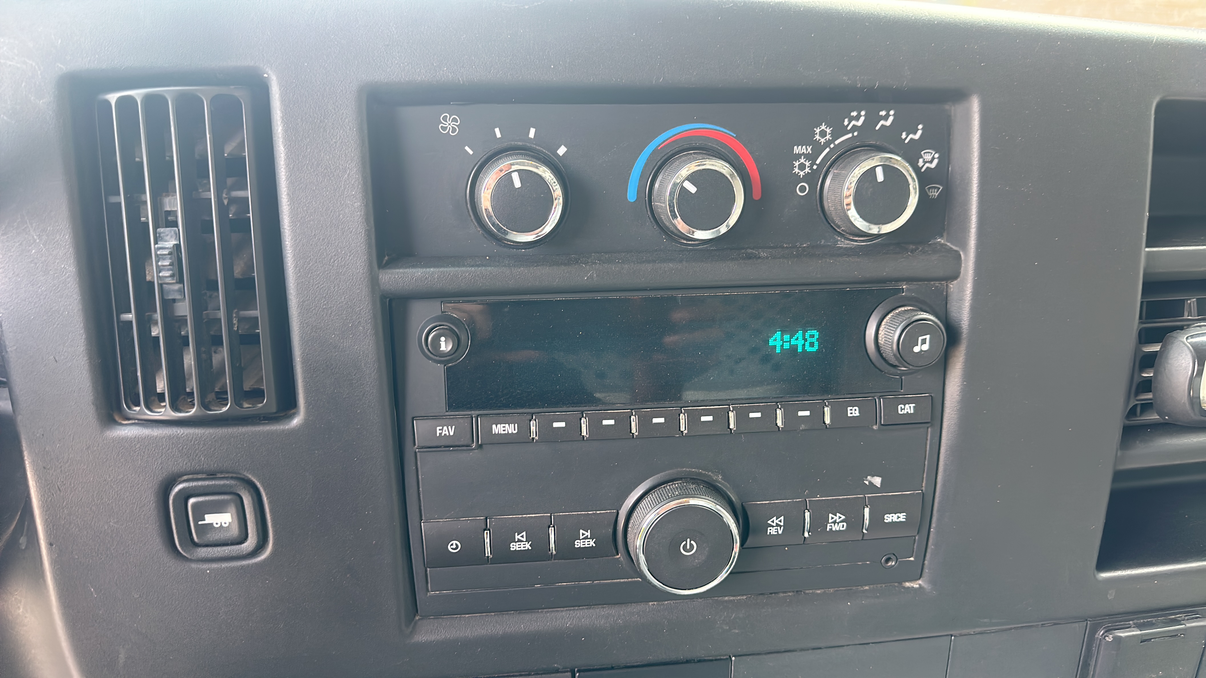 /theautoking/2015-GMC-SavanaCargo-3756542408211312.jpg