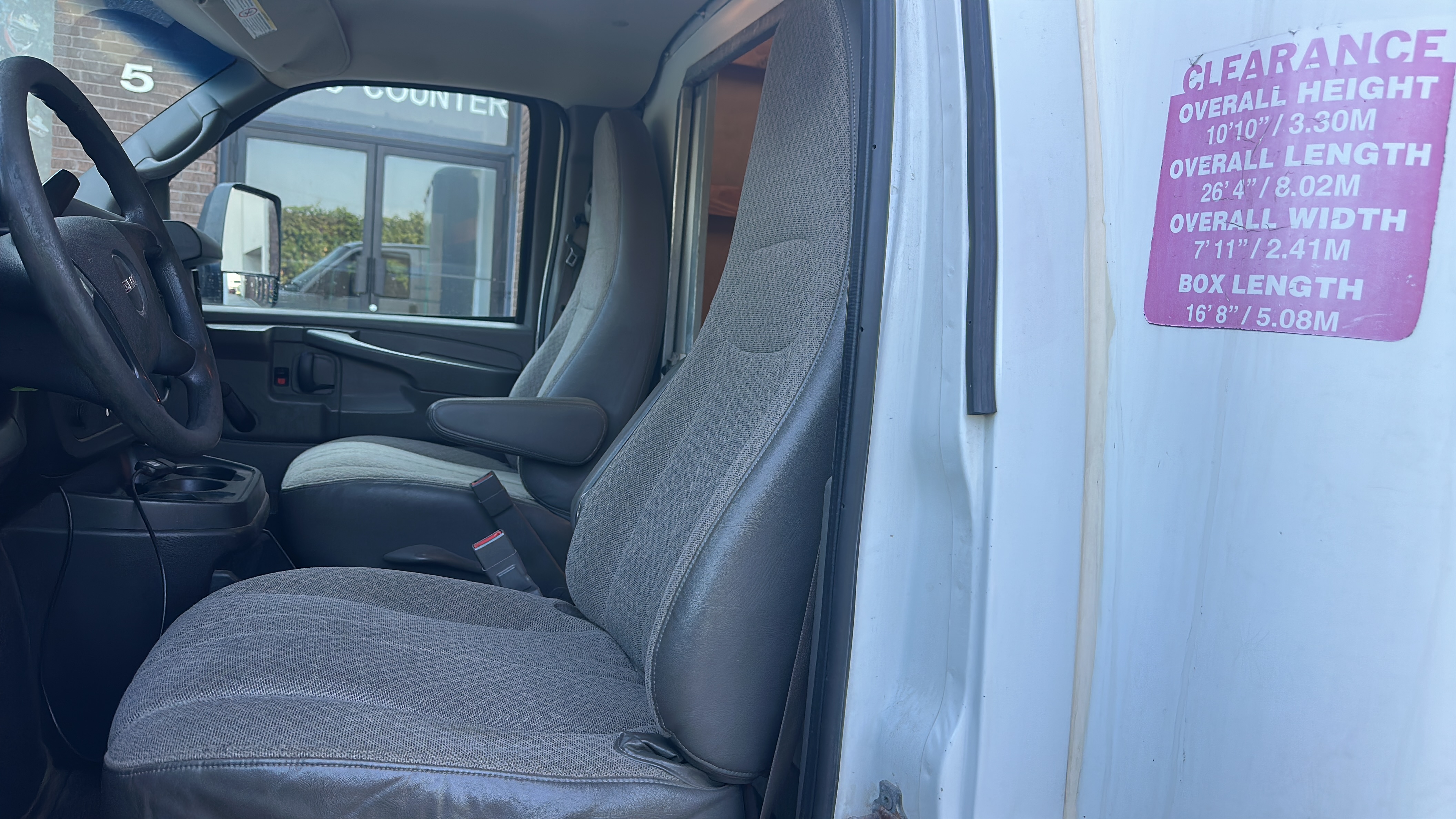 /theautoking/2015-GMC-SavanaCommercial-05863397332998521.jpg