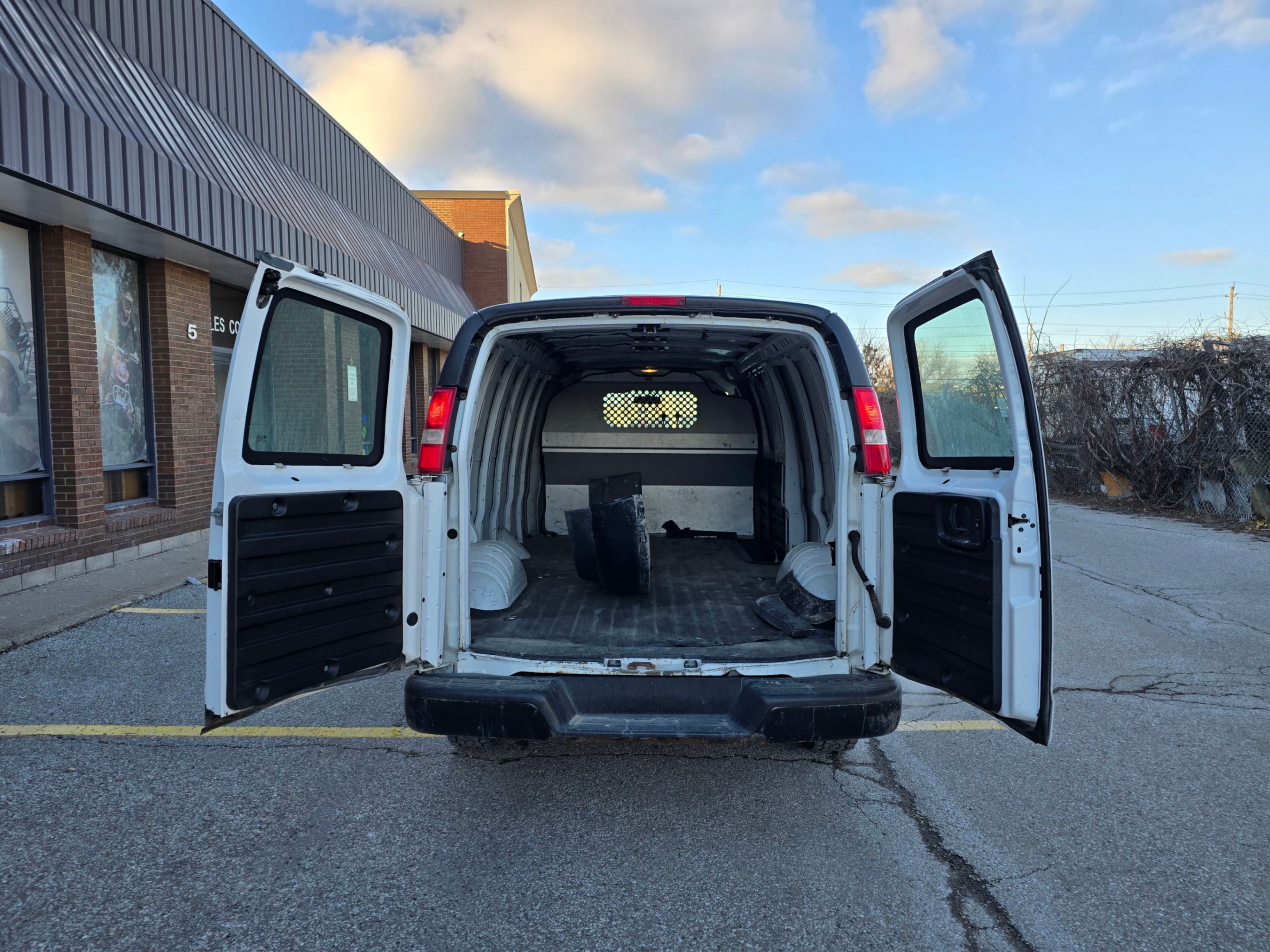 /theautoking/2018-GMC-SavanaCargo-5495571274223428.jpg