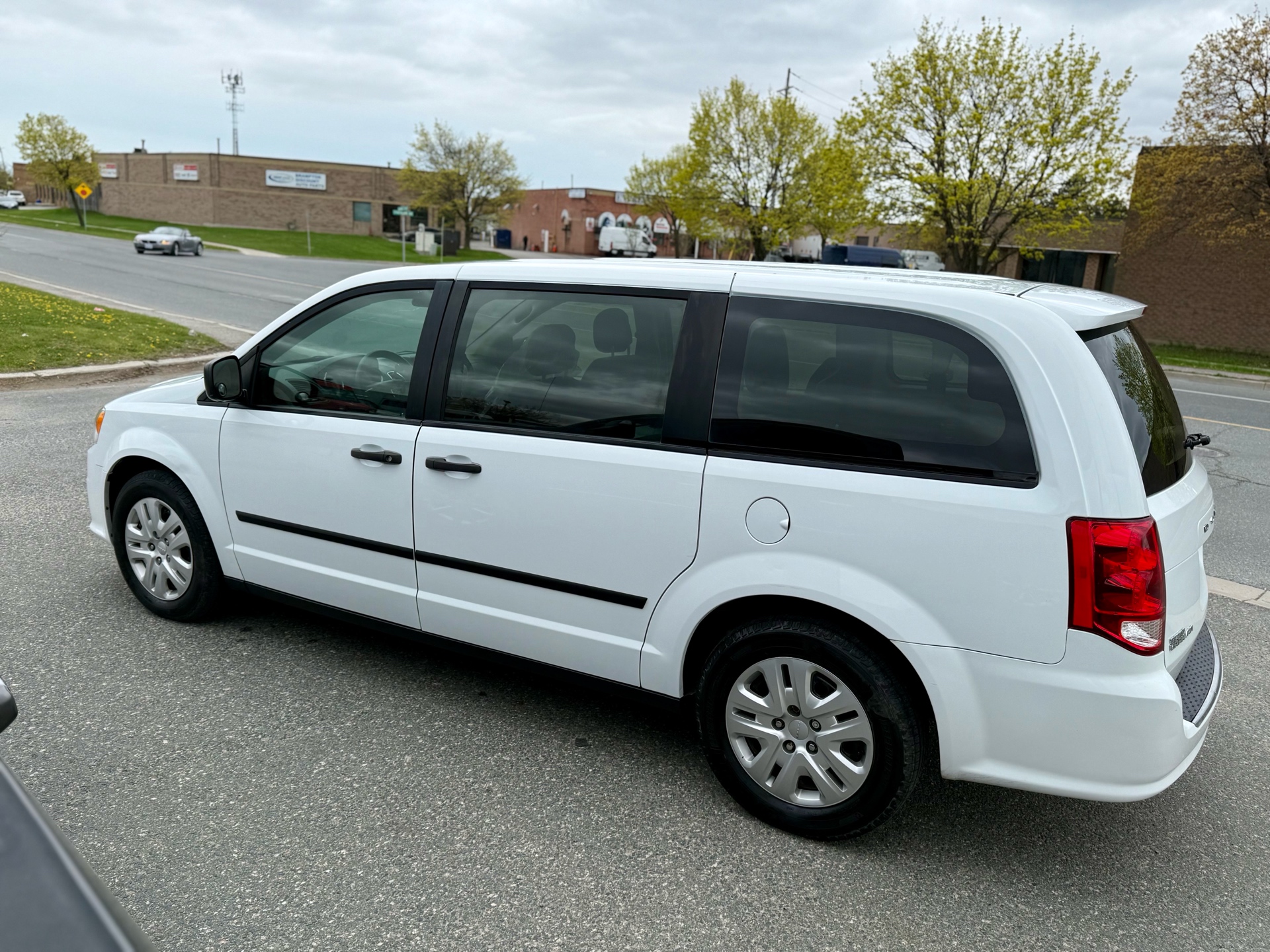 /uncoolautosales/2016-Dodge-GrandCaravan-52960024102561.jpg