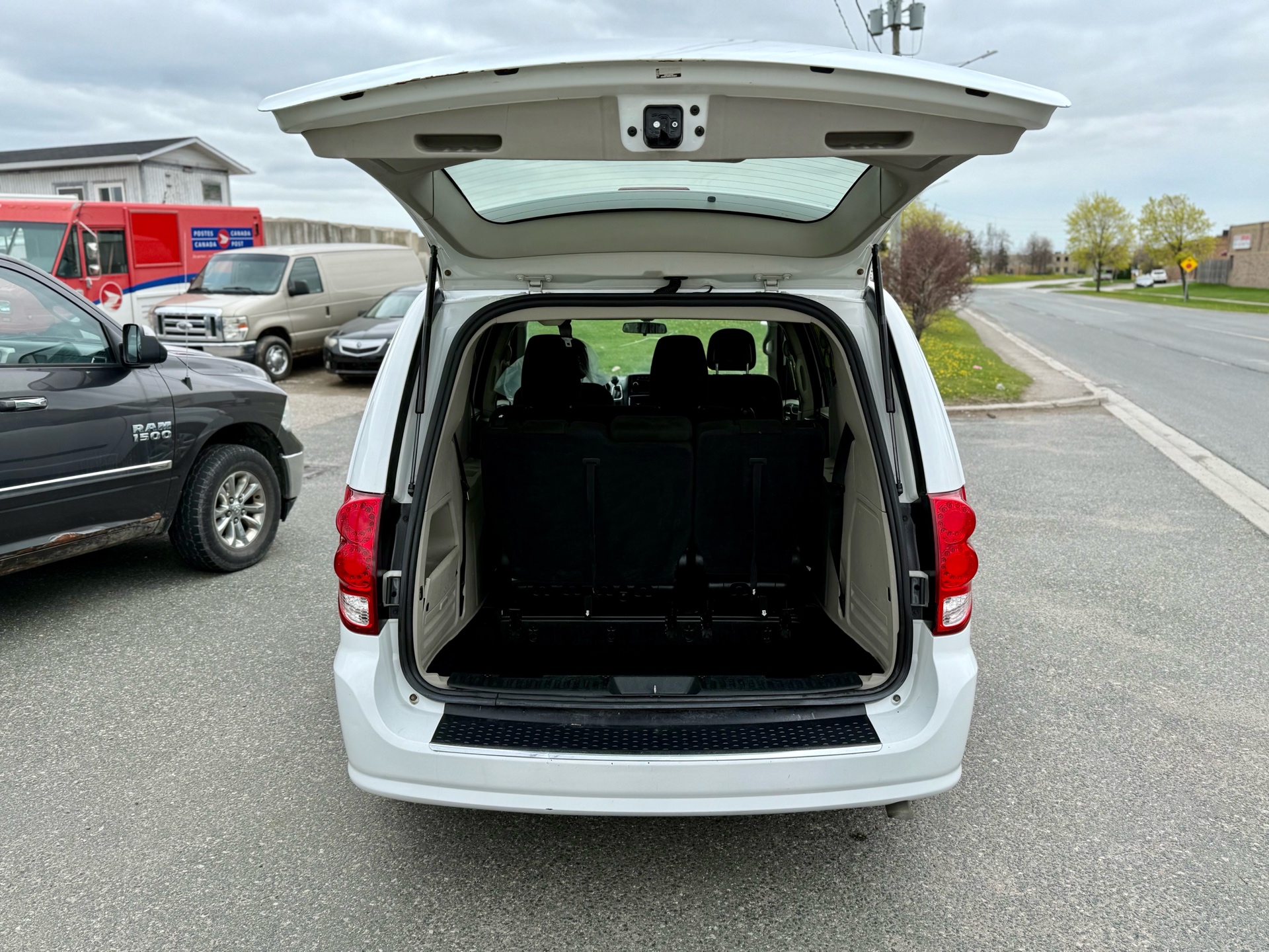 /uncoolautosales/2016-Dodge-GrandCaravan-5412329491205841.jpg