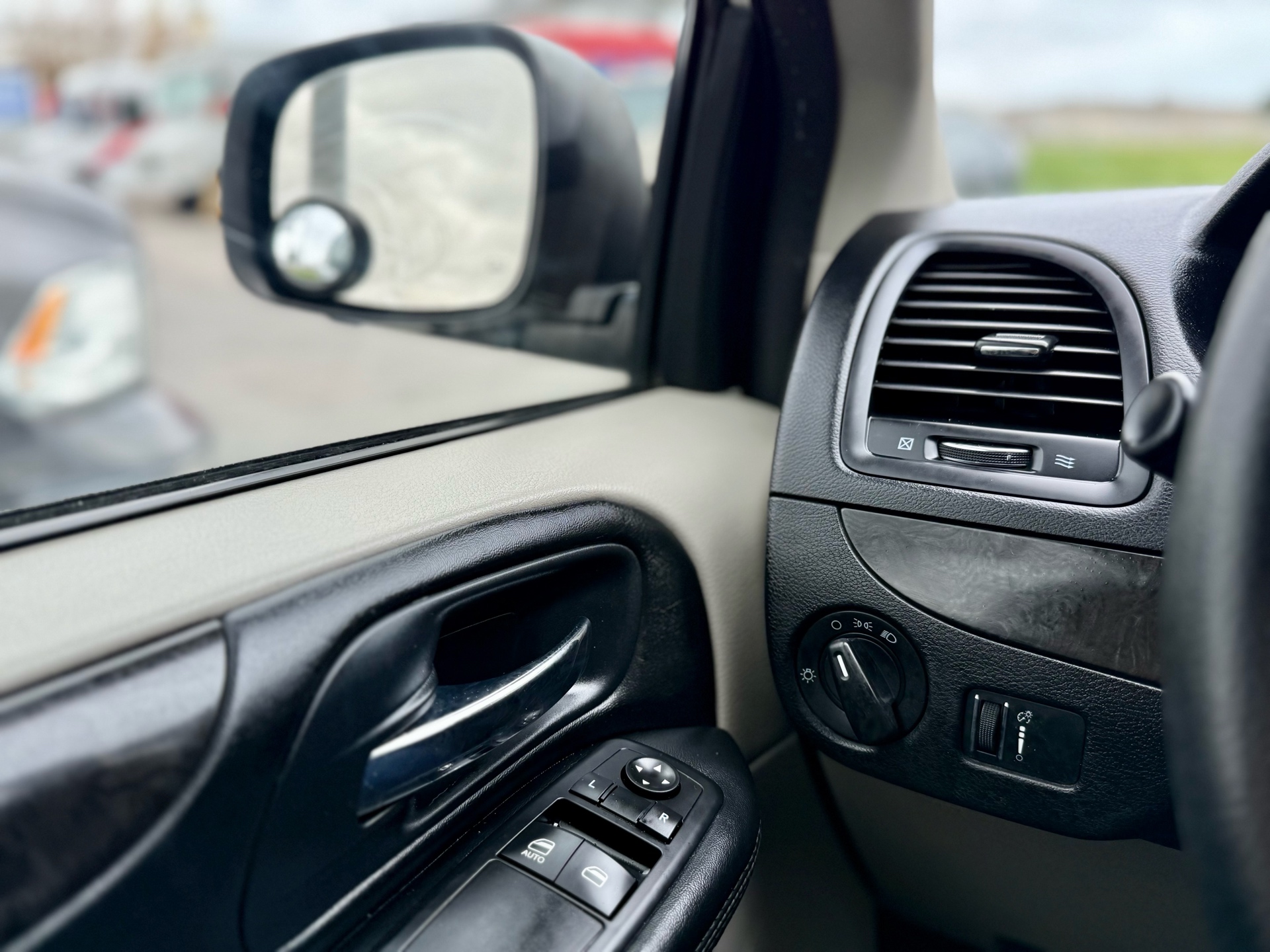 /uncoolautosales/2016-Dodge-GrandCaravan-9212875347309548.jpg