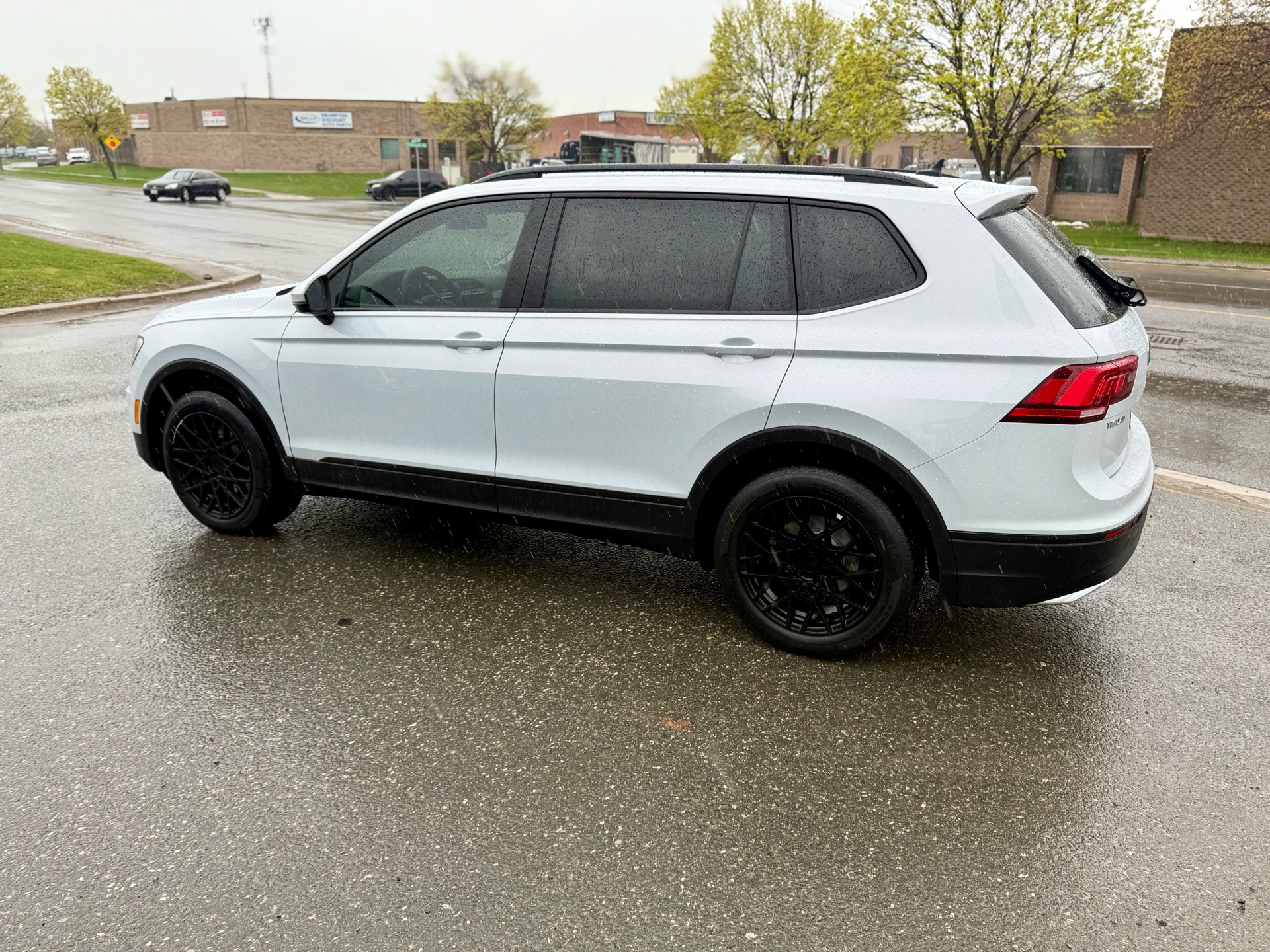 /uncoolautosales/2018-Volkswagen-Tiguan-4086234837056182.jpg
