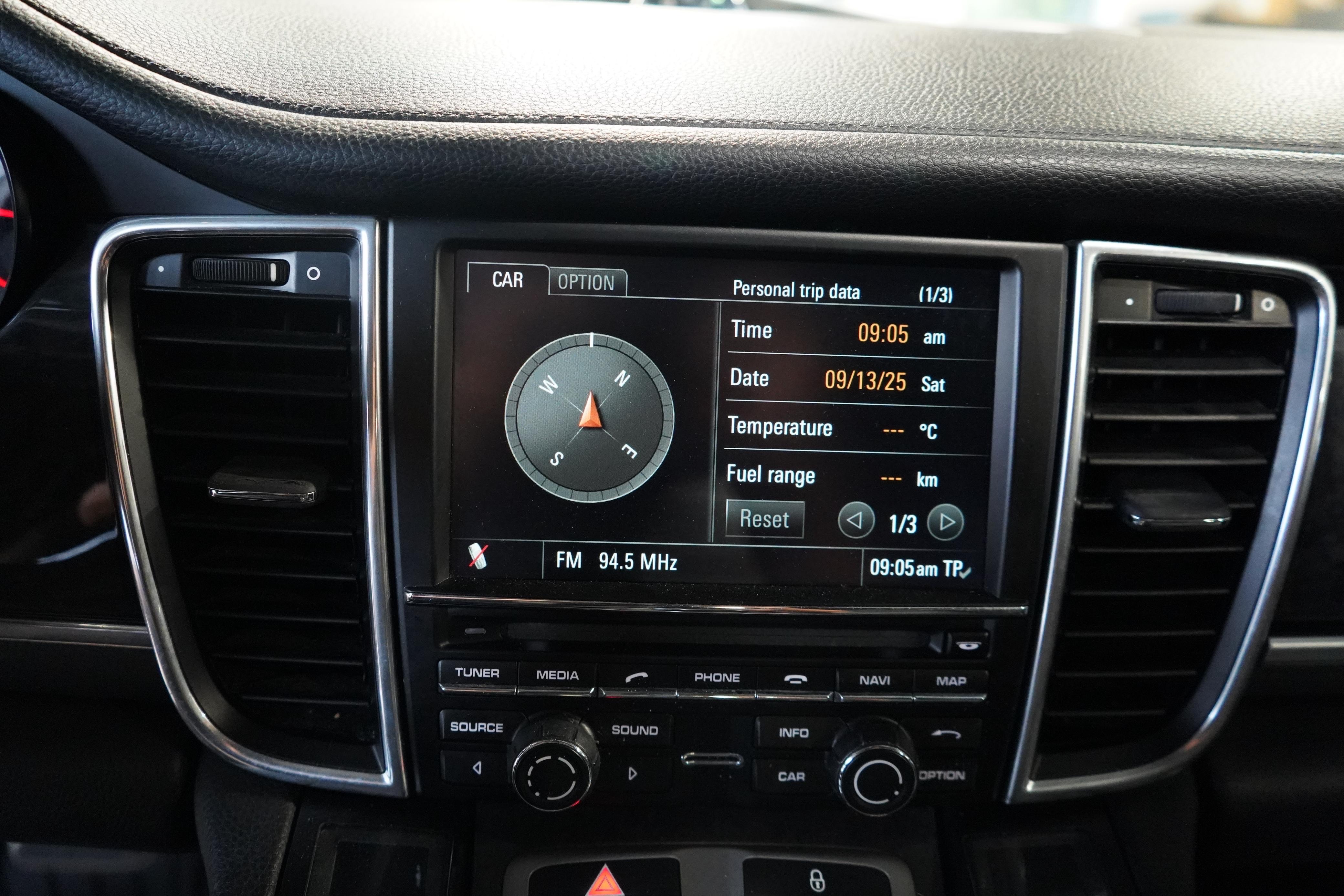 /worldwidemodernauto/2012-Porsche-Panamera-8871990238644207.jpg