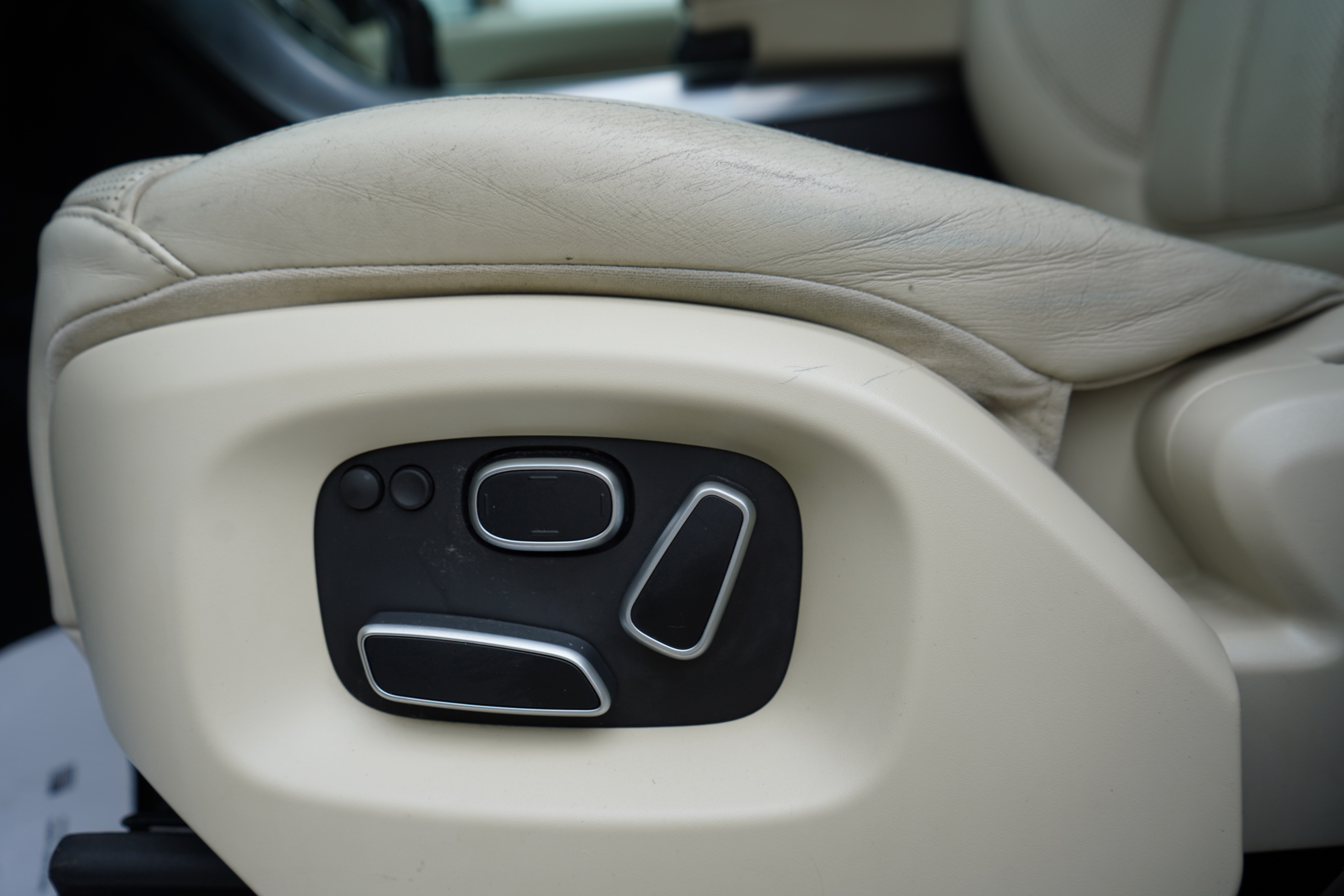 /worldwidemodernauto/2014-LandRover-RangeRover-49749438138883084.jpg