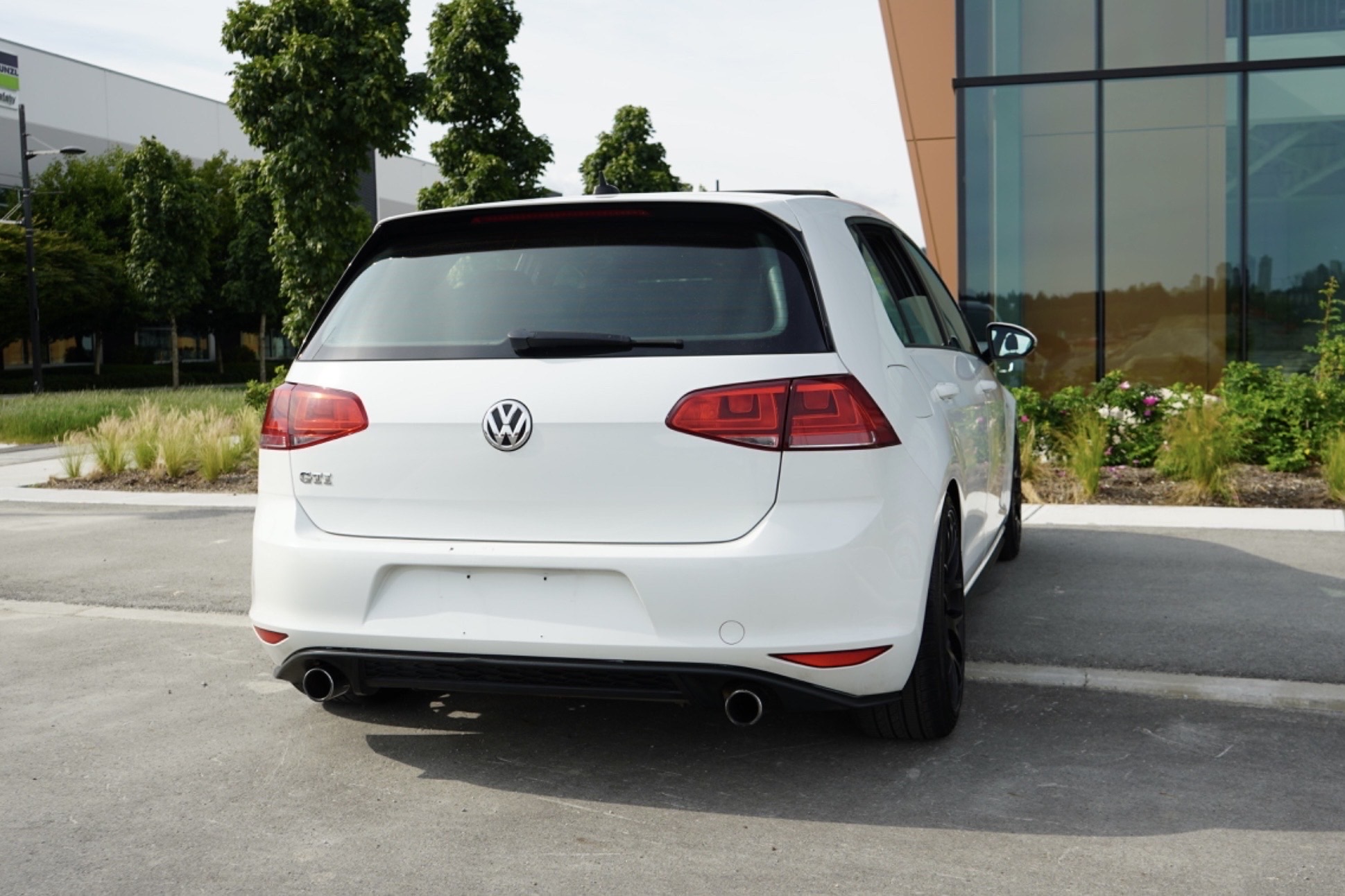 /worldwidemodernauto/2015-Volkswagen-GolfGTI-7612902715939758.jpg